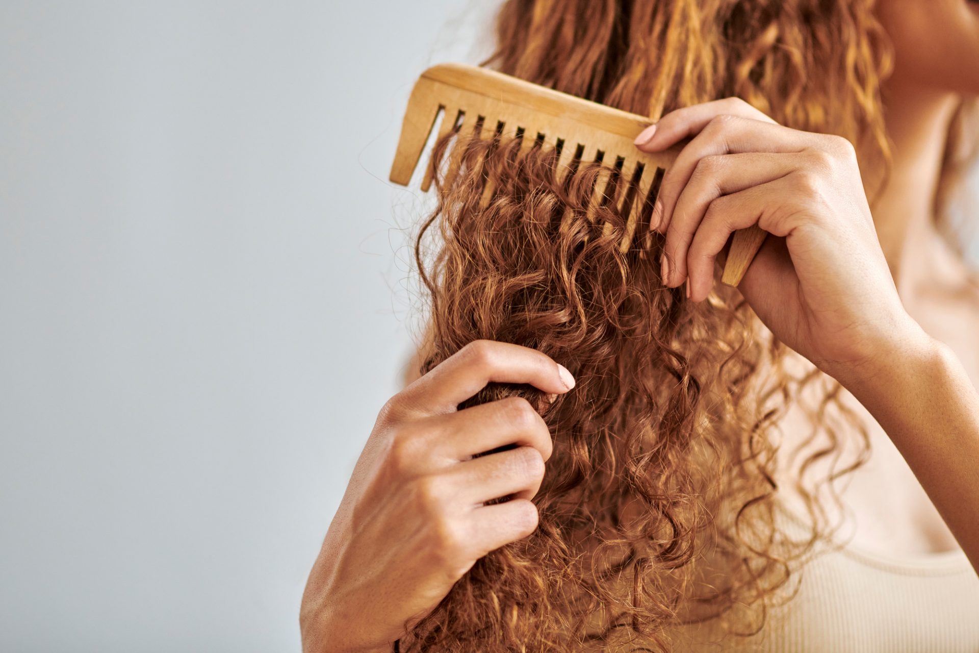 Trockenes oder lockiges Haar sollte nicht zu oft gewaschen werden