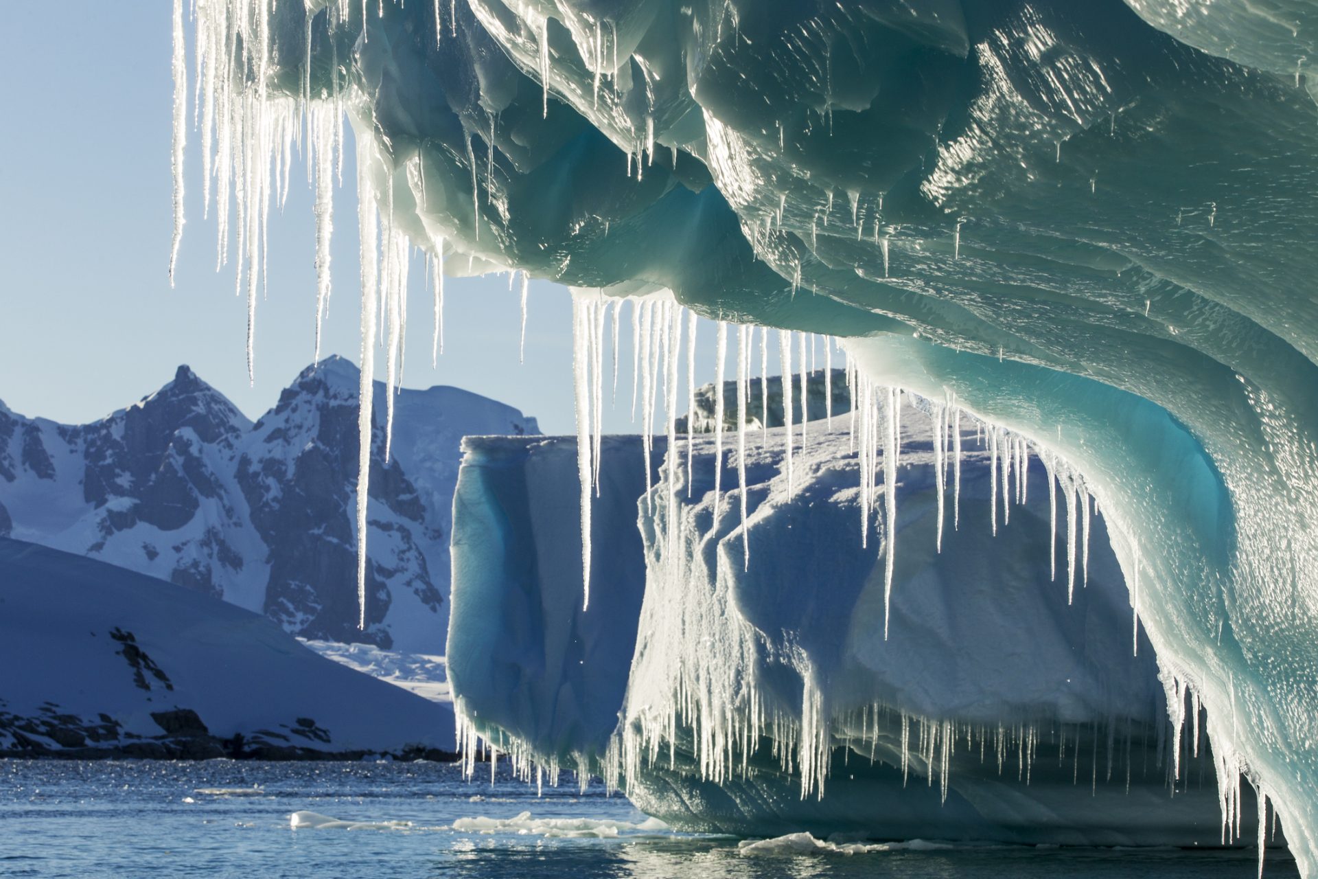 巨大な南極氷河、「終末の氷河」が崩壊寸前に