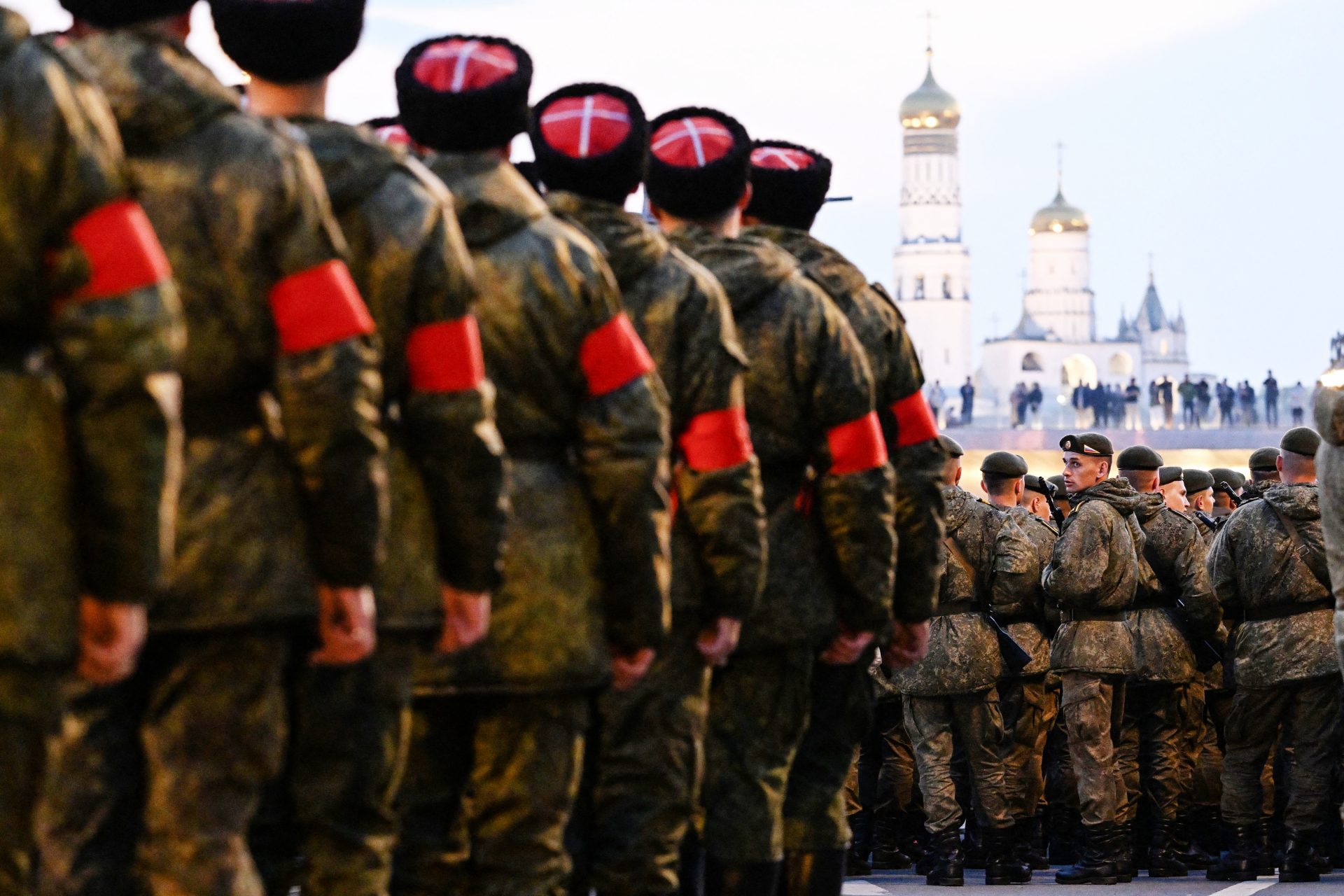 Putin signs a decree adding 150,000 new troops to the Russian Armed Forces