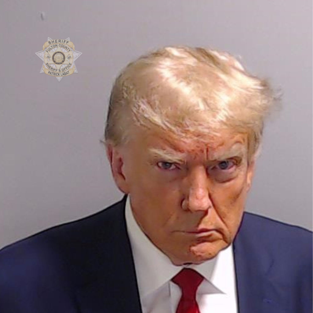 Trumps historische politiefoto en de redenen voor zijn arrestatie