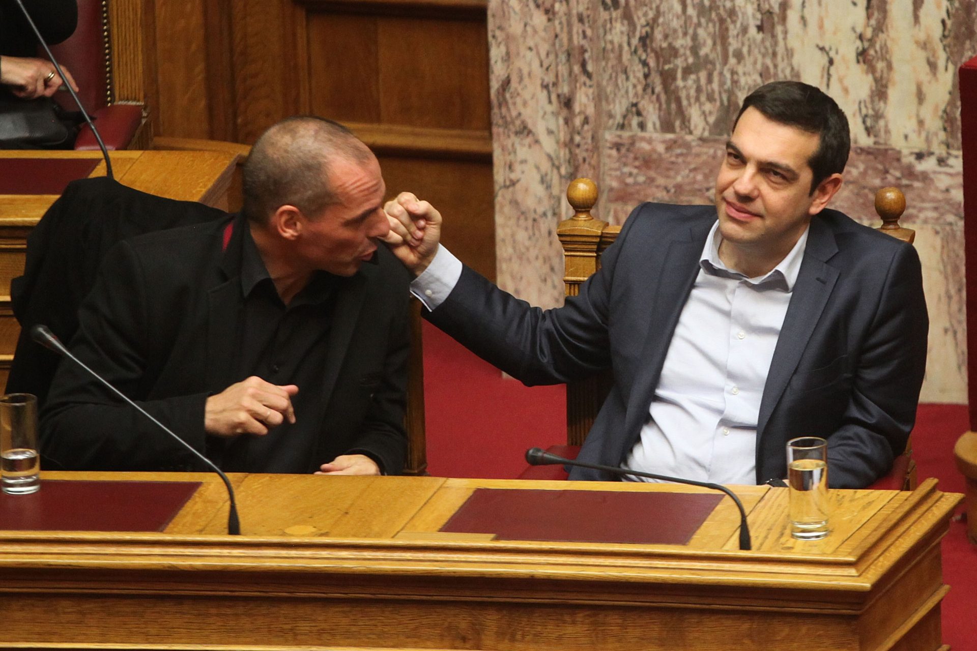 Mano derecha pero izquierda de Tsipras