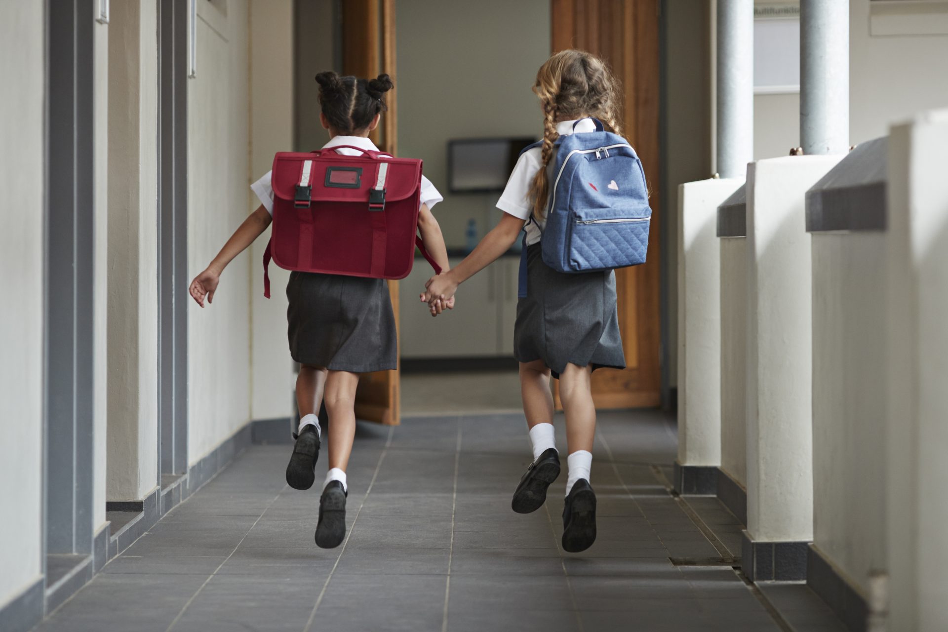 Port de l'uniforme dans les écoles françaises : les contours de l'expérimentation prévue en 2024