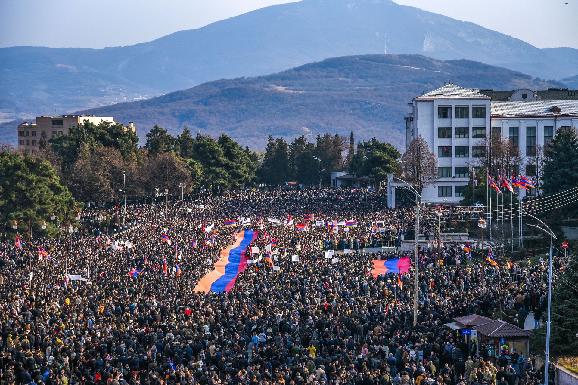 120.000 armenios en huida