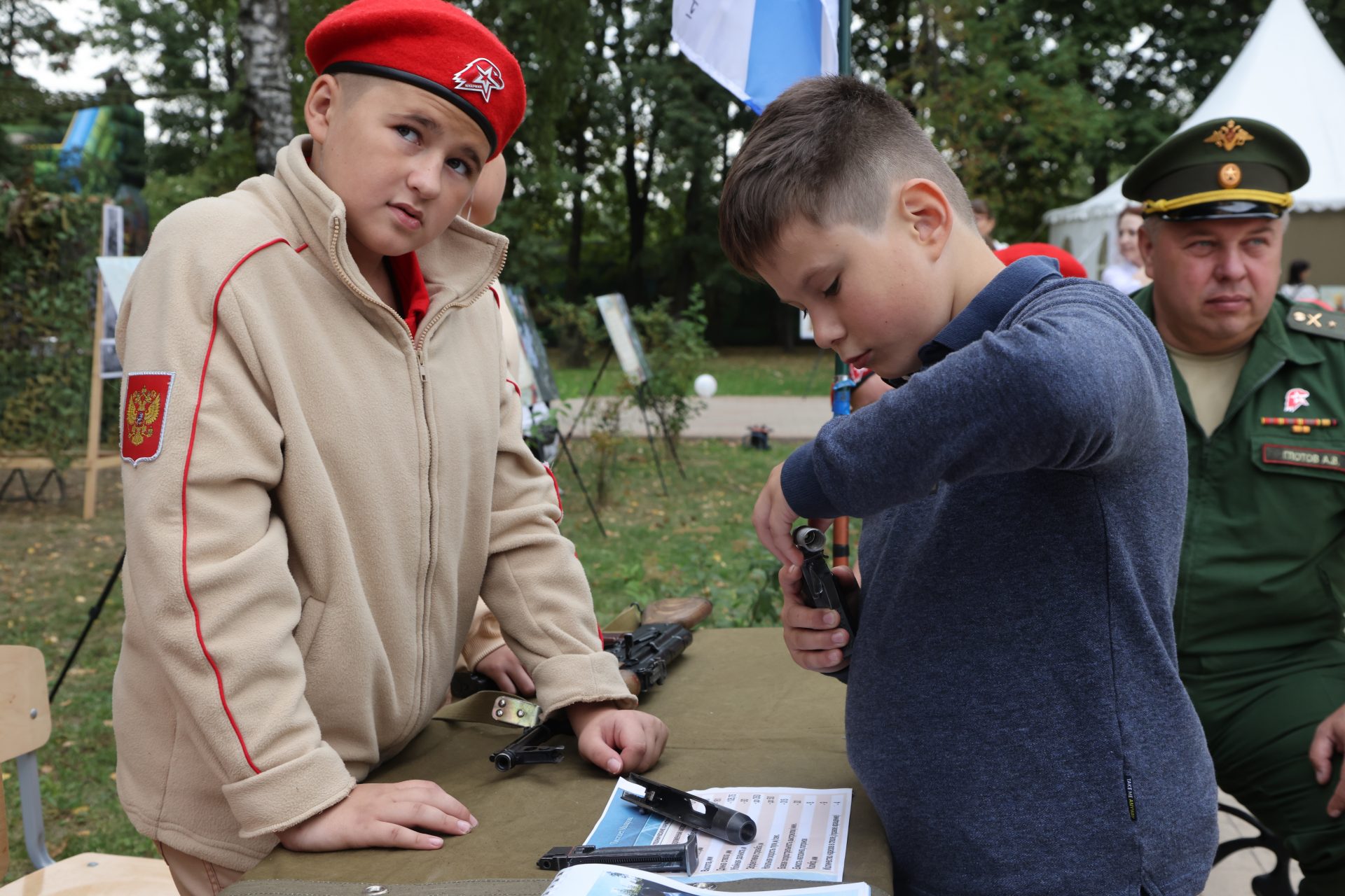 Putin will, dass russische Schüler in der Schule den Umgang mit Granaten und Kalaschnikows lernen