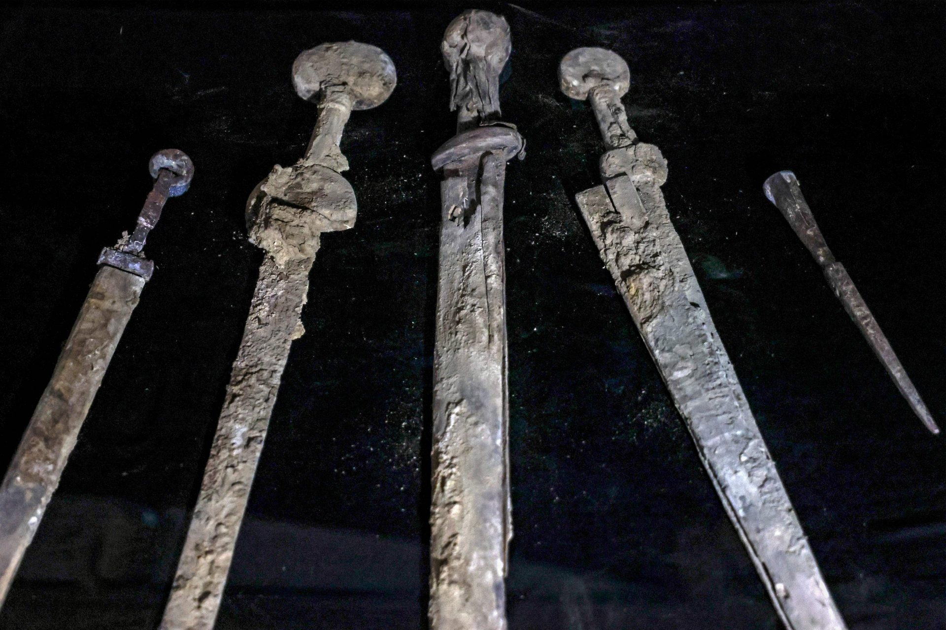 Quatro espadas romanas de 1.900 anos