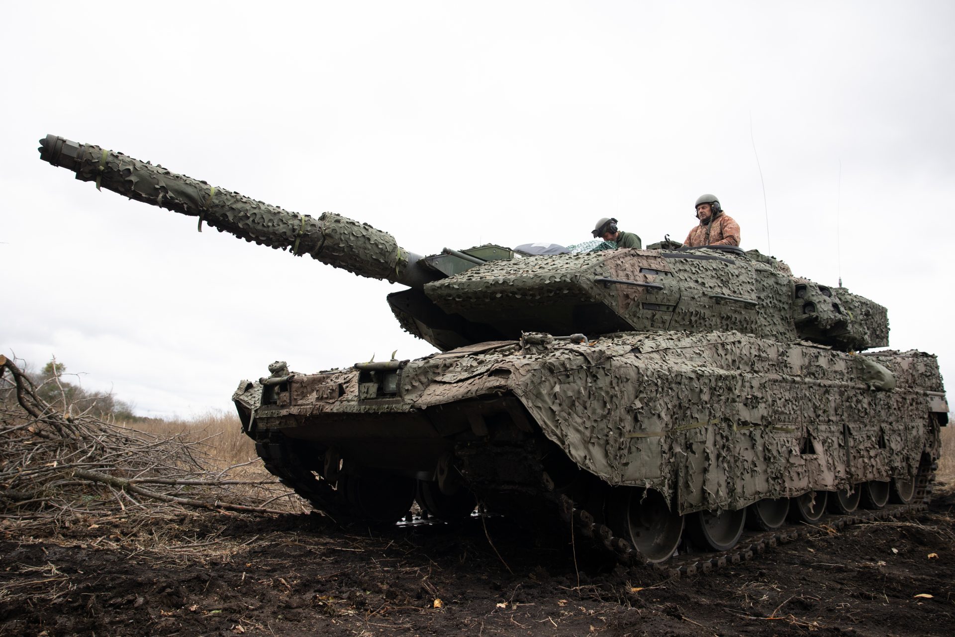 A Ukrainian tank crew explains the usefulness of the German Leopard 2A6