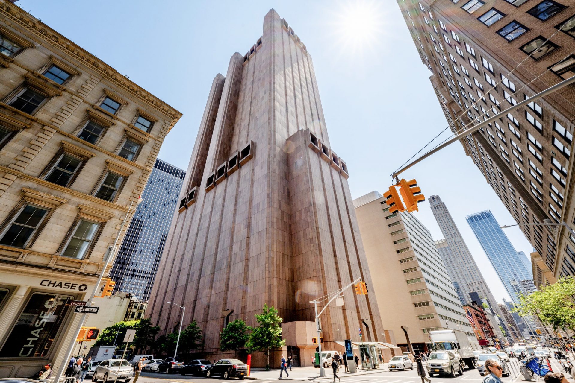 Das spannende Geheimnis des 170 Meter hohen, fensterlosen Wolkenkratzers in NYC