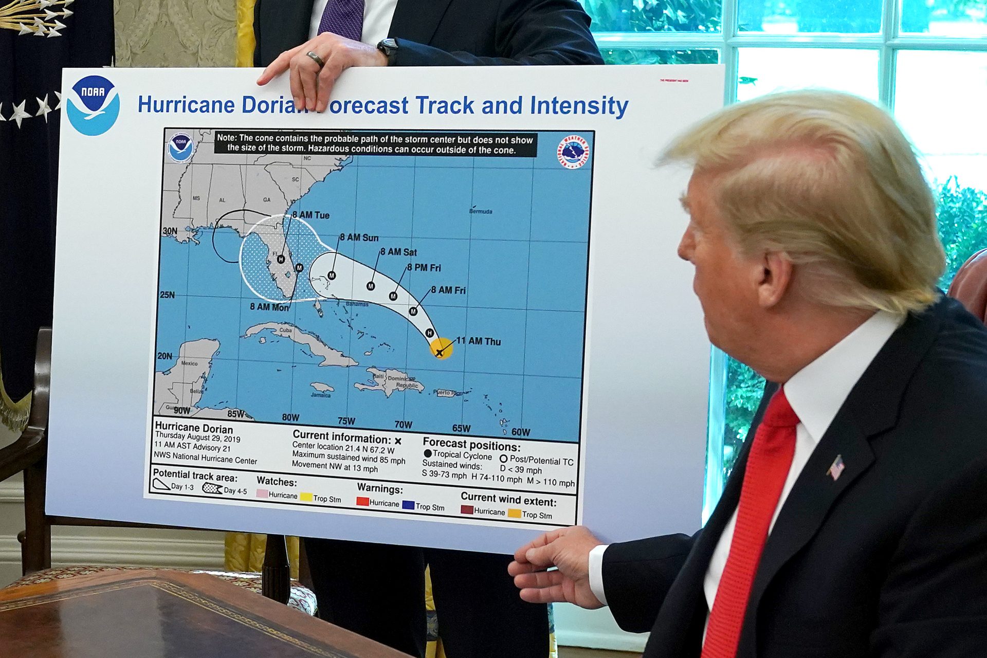 Le jour où Trump a modifié la trajectoire d'un ouragan avec un marqueur