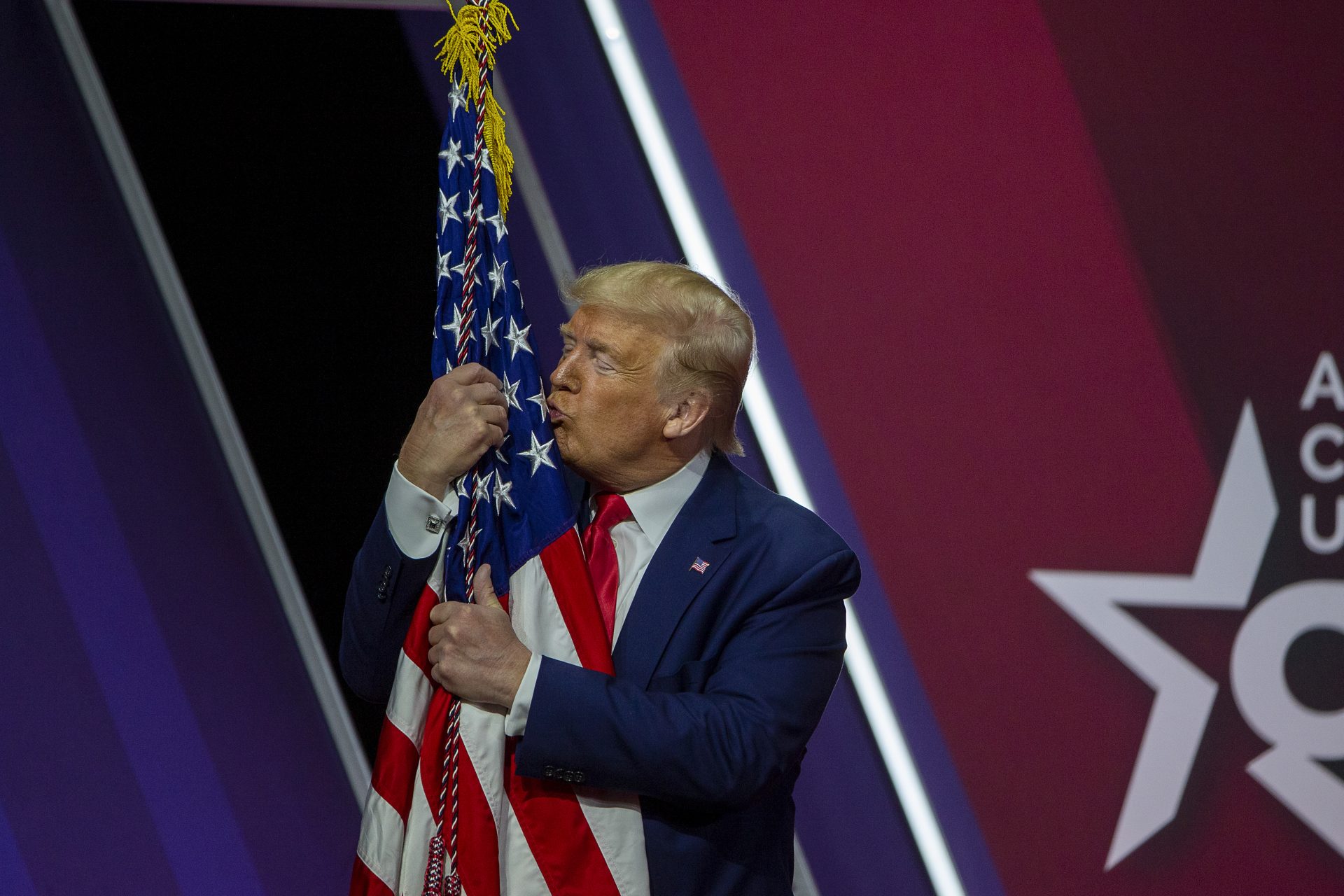 Un moment de tendresse avec le drapeau américain