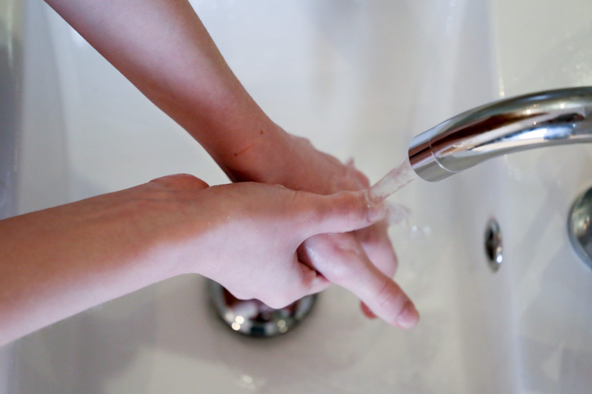 Refroidir la zone brûlée avec de l'eau 