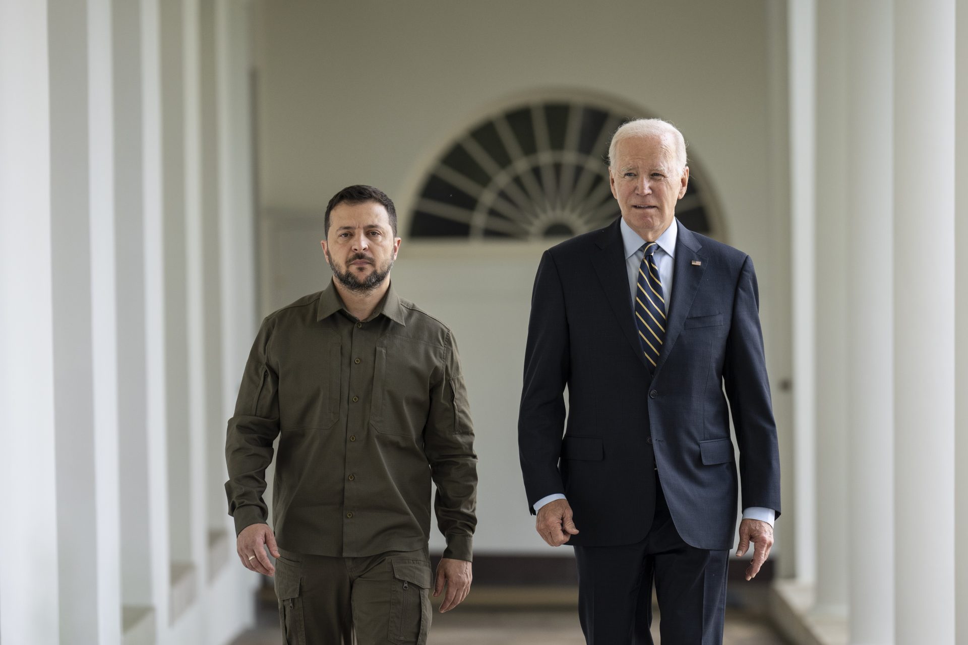 Biden is considering allowing American military contractors in Ukraine