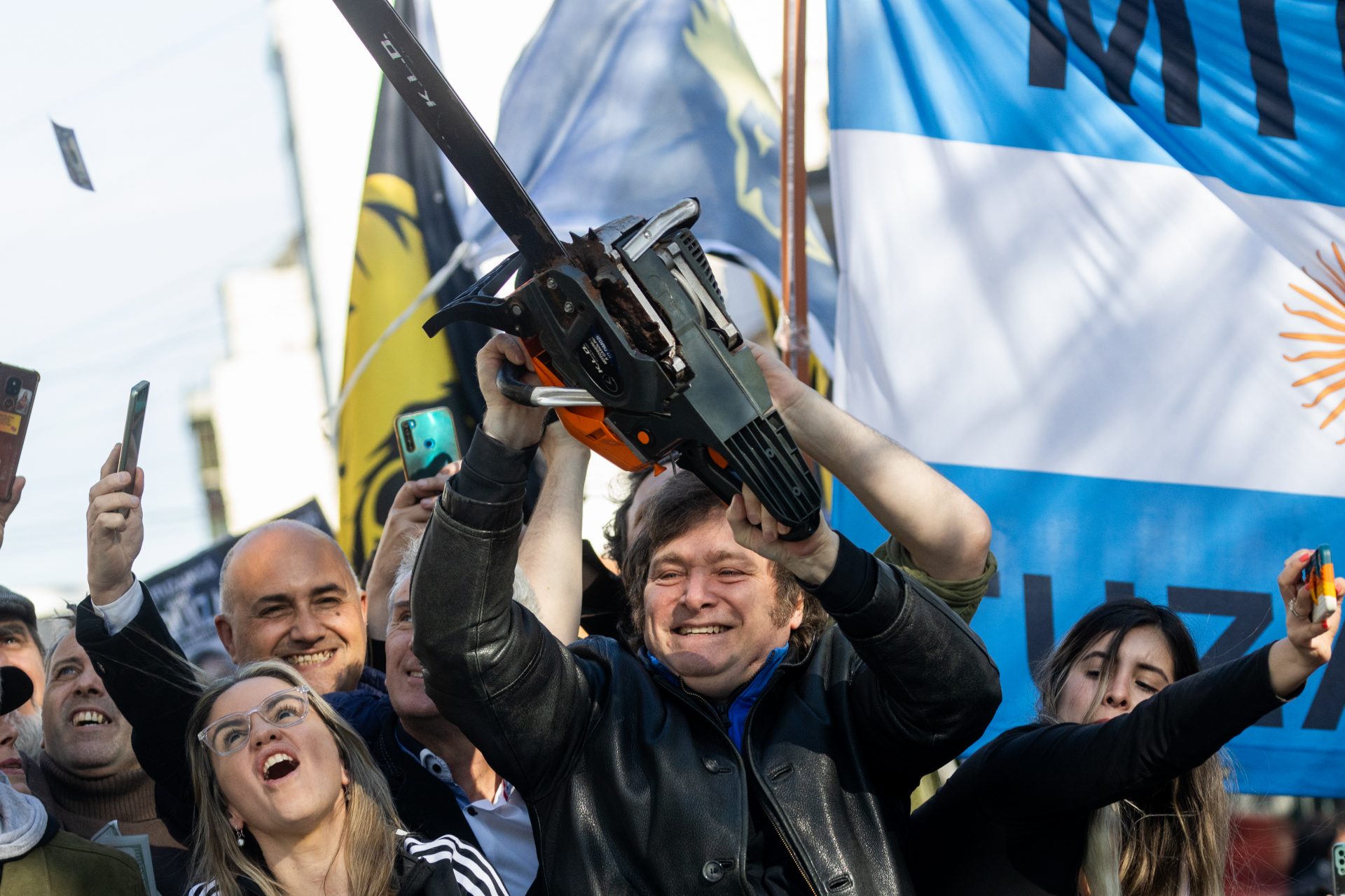 アルゼンチン新大統領：極右ハビエル・ミレイ：トレードマークはチェーンソー