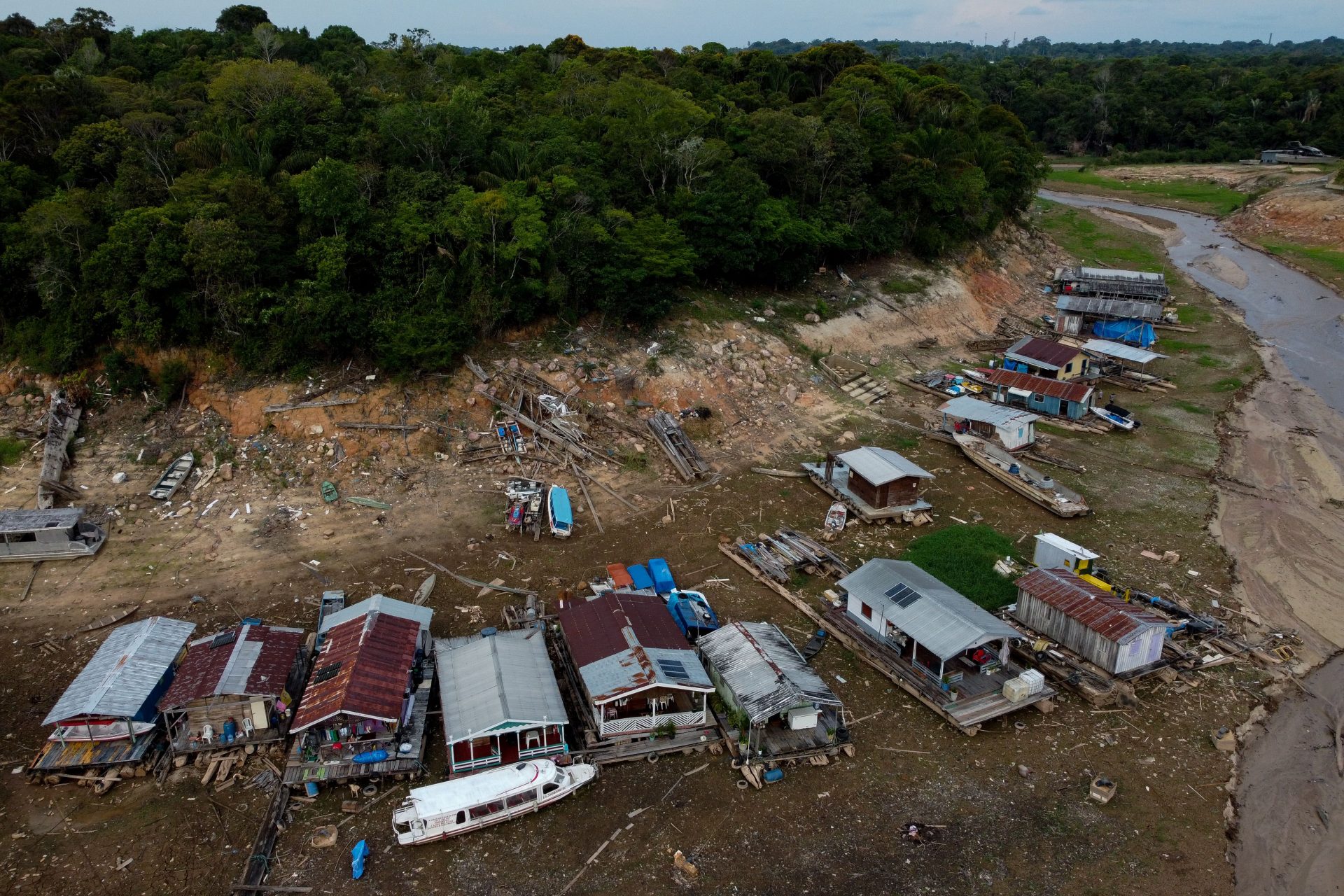 Rio Negro sofre com a pior seca da história