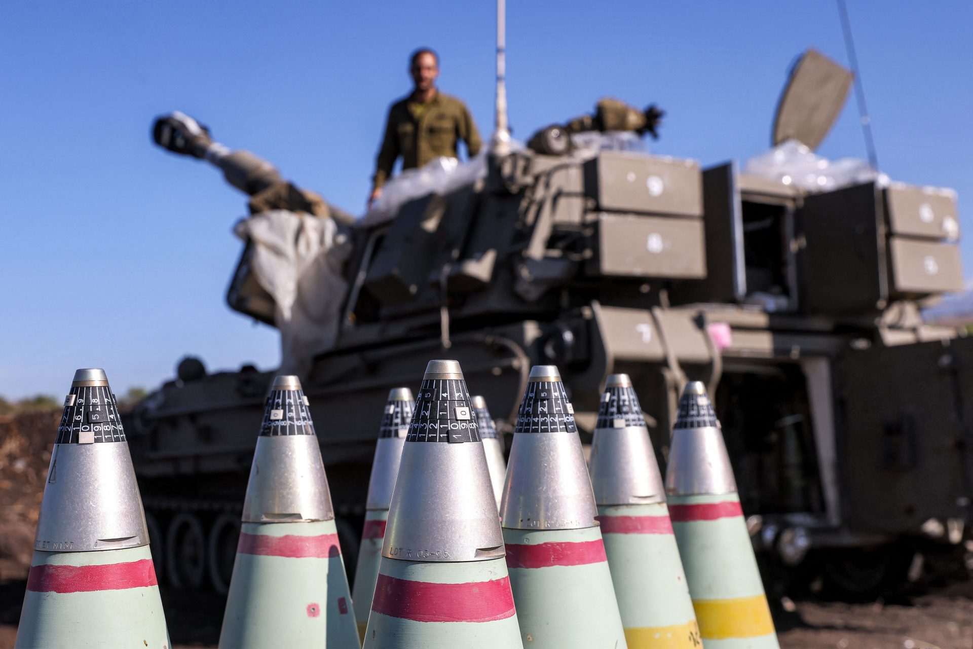 Guerre Israël-Hamas : les États-Unis envoient-ils en Israël les obus promis à l’Ukraine ?