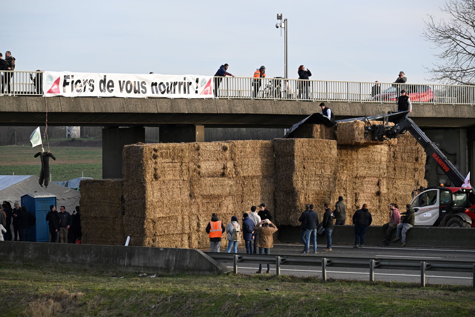 Derrière les grandes manifestations, la détresse silencieuse des agriculteurs français