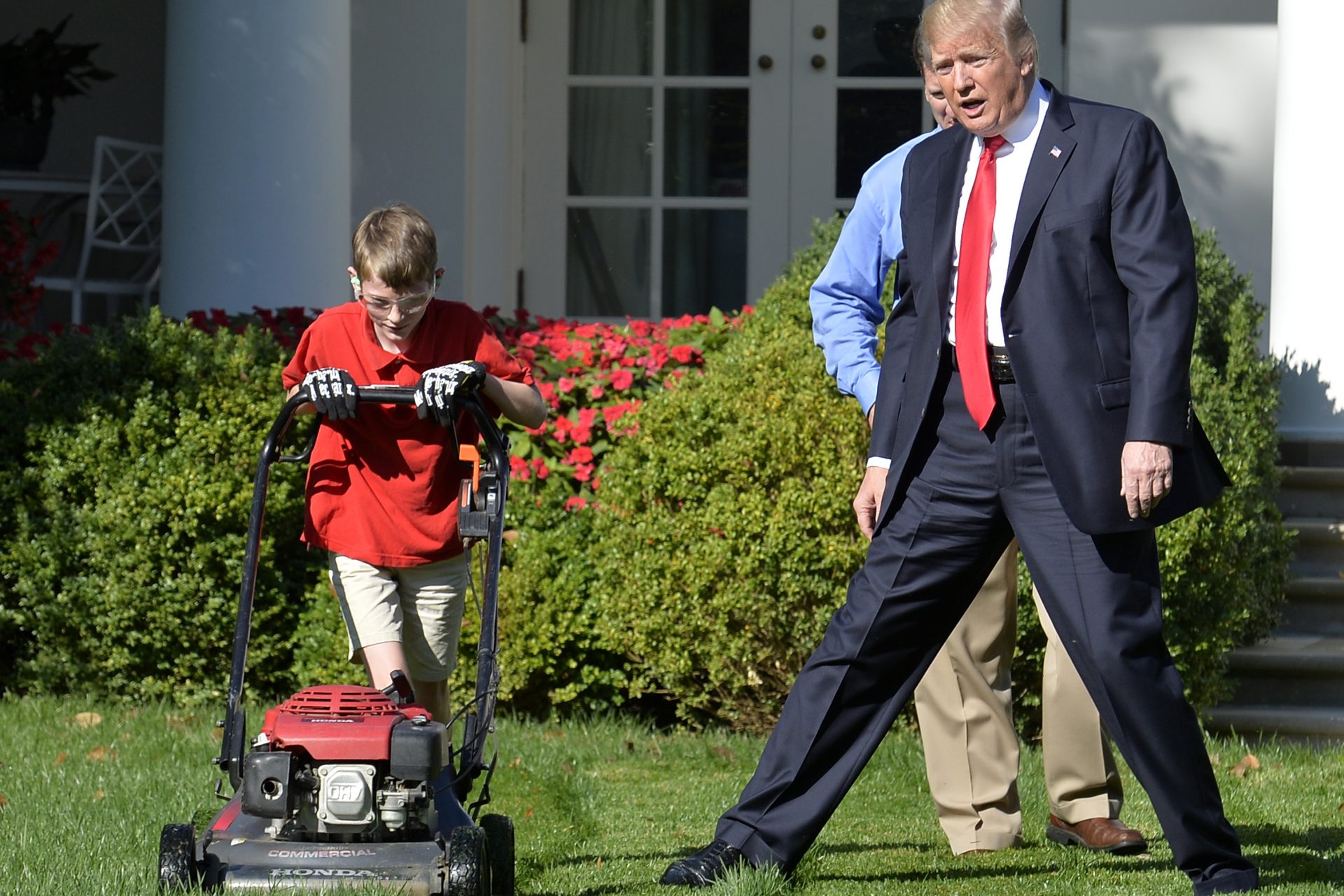Quand Trump traîne avec le garçon qui tond la pelouse de la Maison-Blanche 