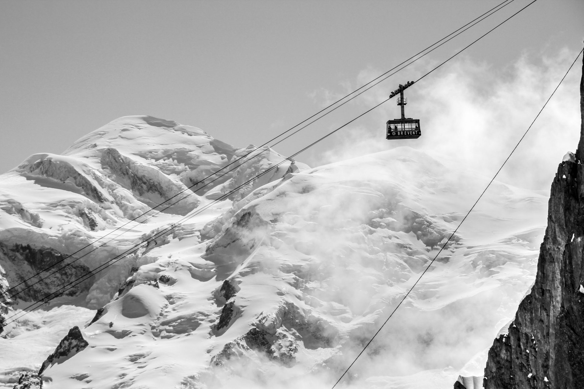 C'est le sommet neigeux qui est mesuré depuis toujours