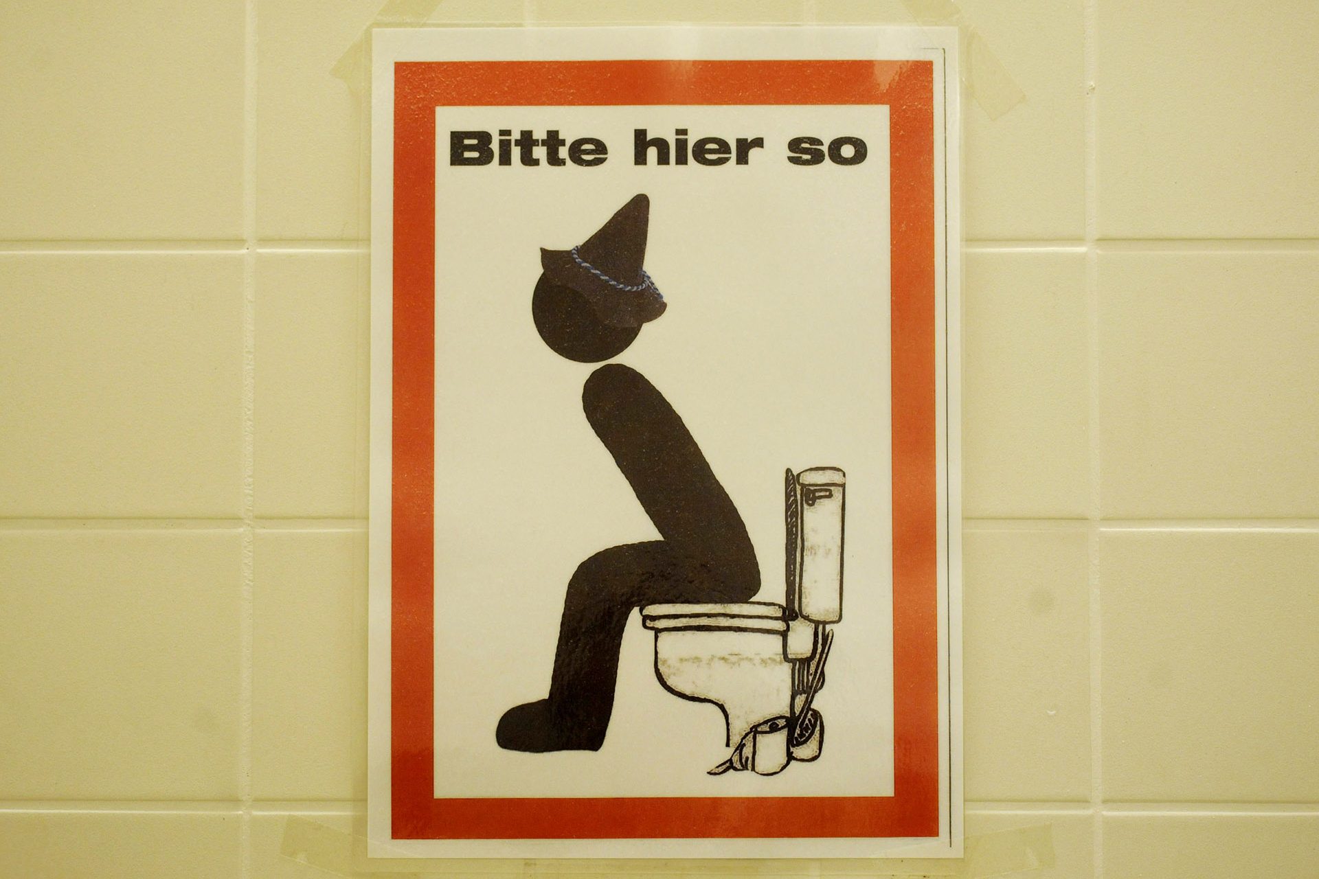Banheiros públicos pedem usuários sentados