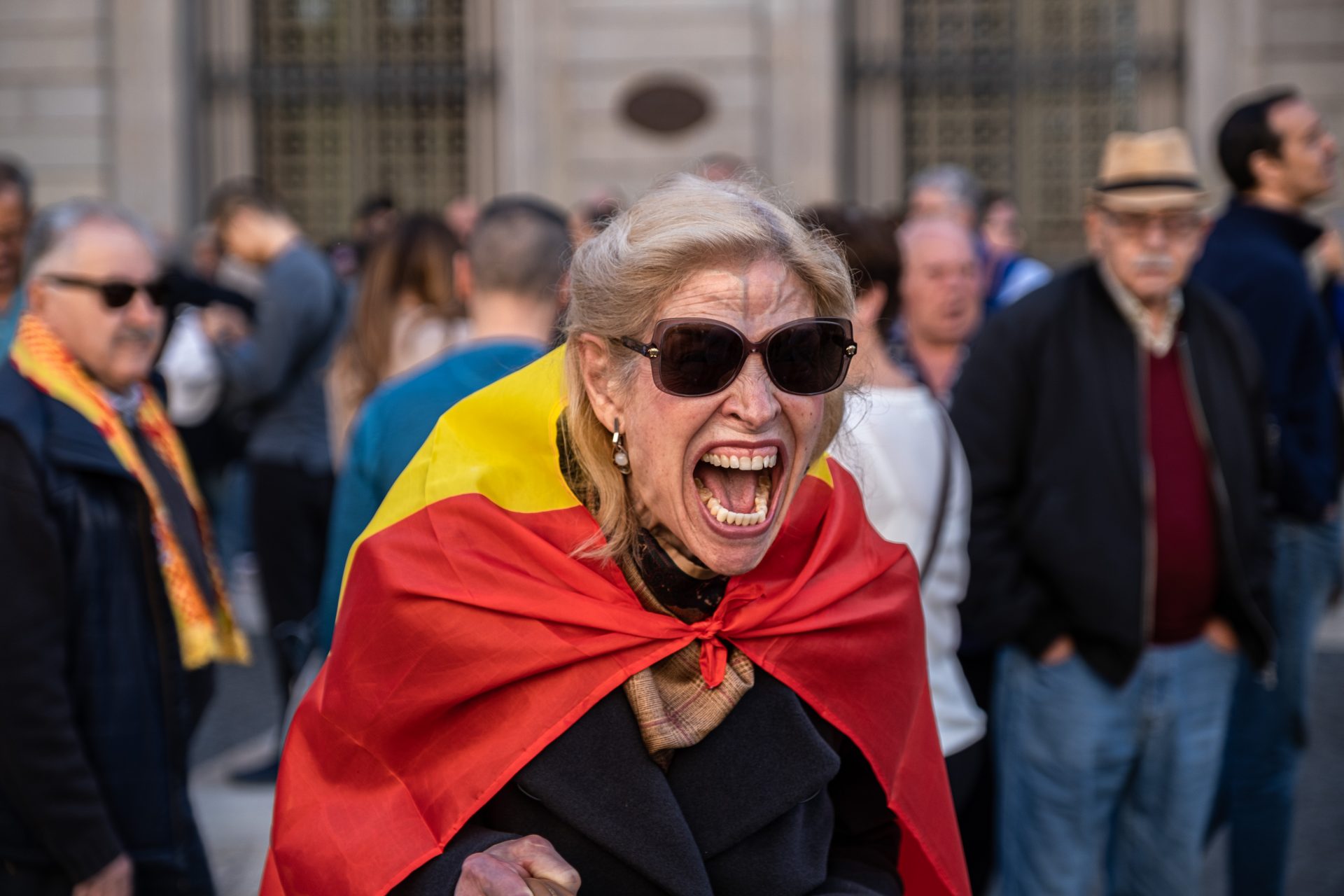 La mujer del grito y otras estampas de la protestas contra Pedro Sánchez