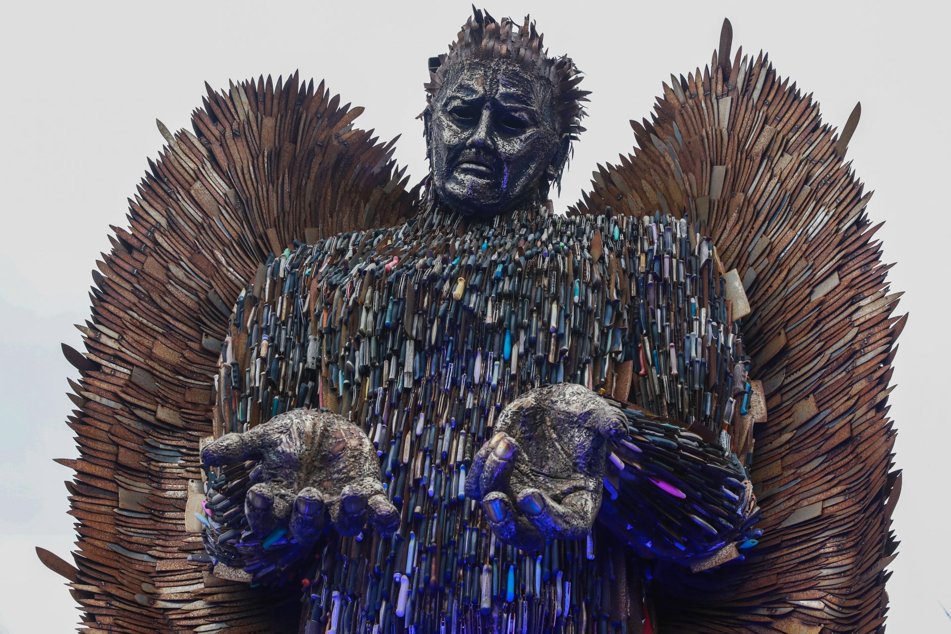 El ángel de los cuchillos: una macabra escultura que divide al Reino Unido