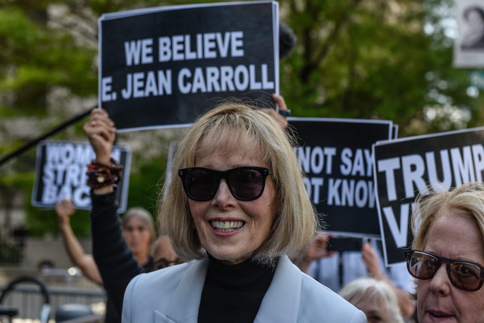 Außer sich nach E. Jean Carrols Sieg vor Gericht