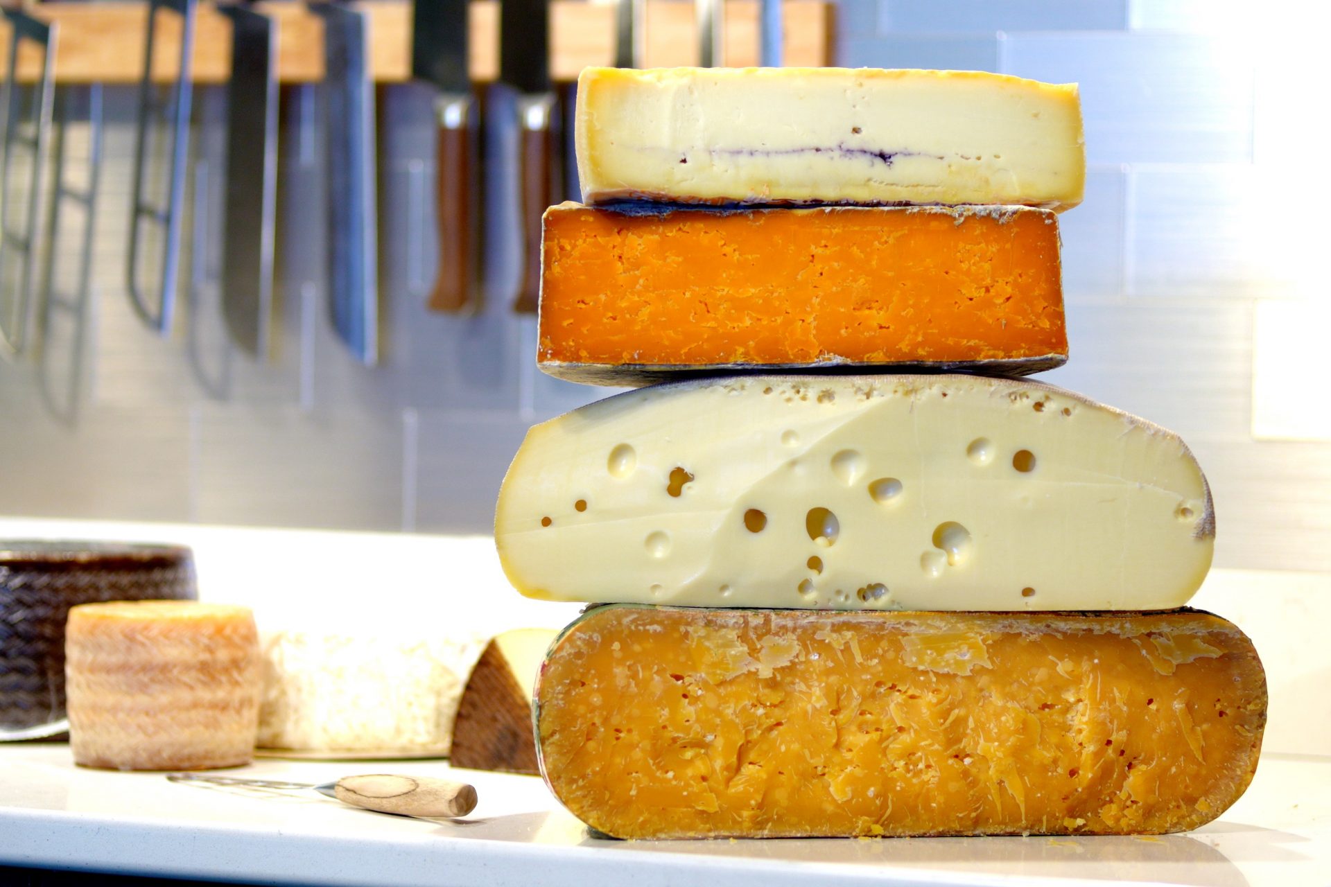 Die gleichen Bakterien, die zur Reifung von Käse verwendet werden, leben auch auf unserer Haut!