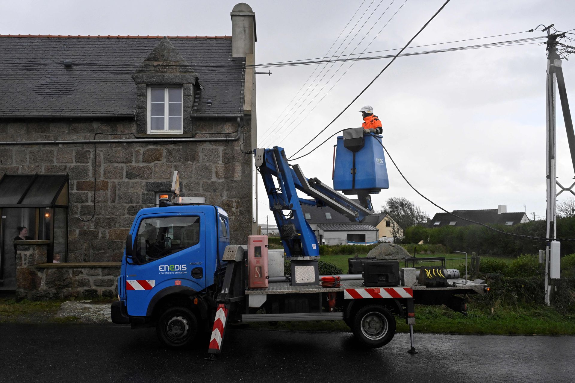 Des milliers de foyers privés d’électricité