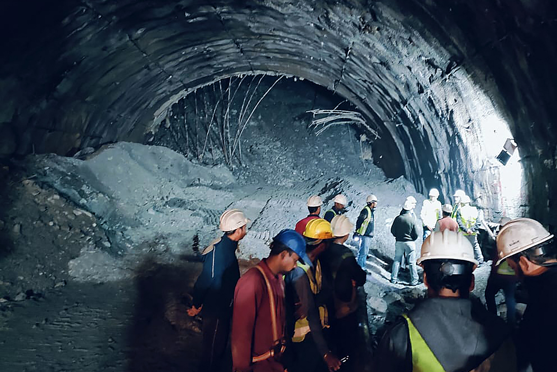 'Mineros de ratonera': el increíble rescate de 41 obreros de un túnel colapsado en India