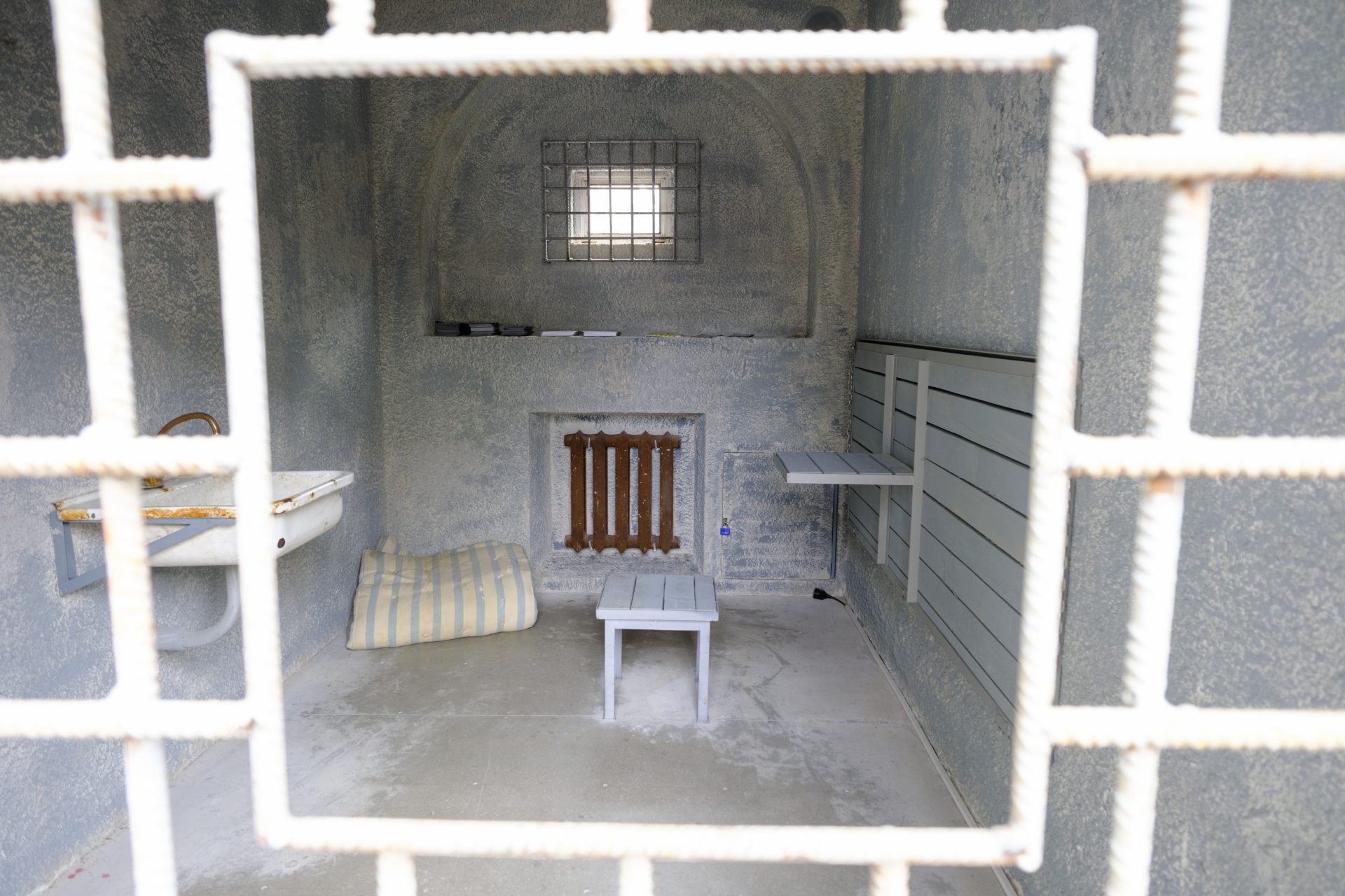 Retenido en una celda de castigo y sin comida