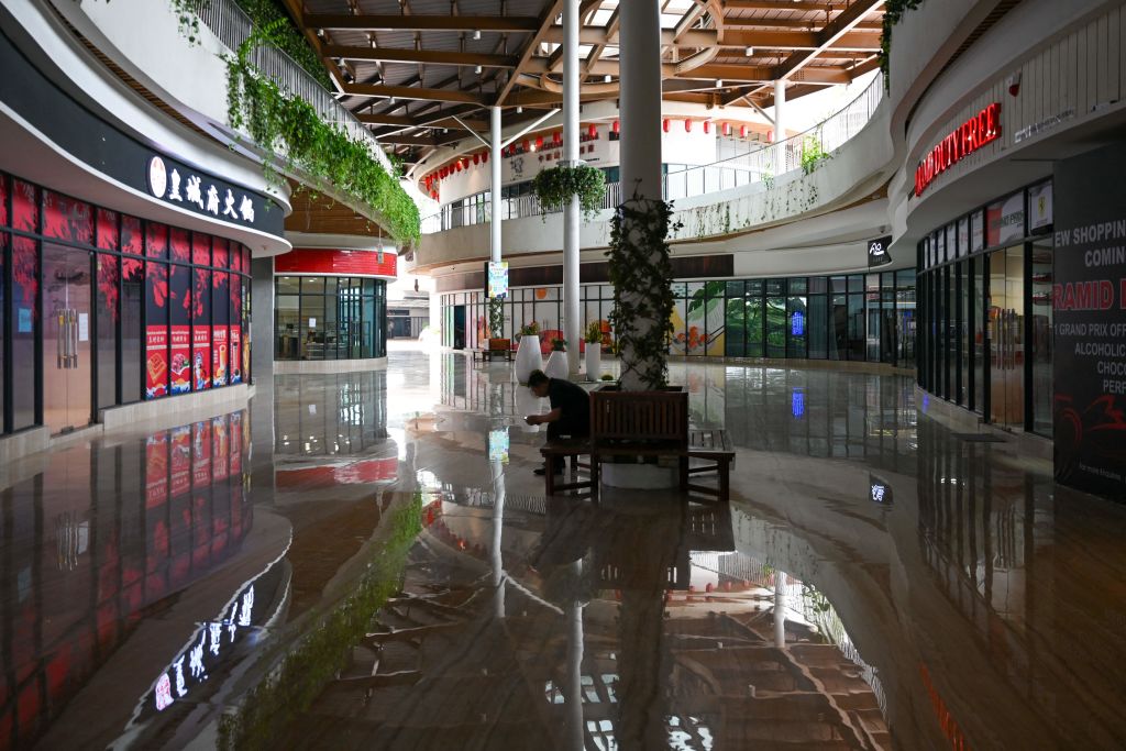 Einkaufszentrum mit geschlossenen Geschäften