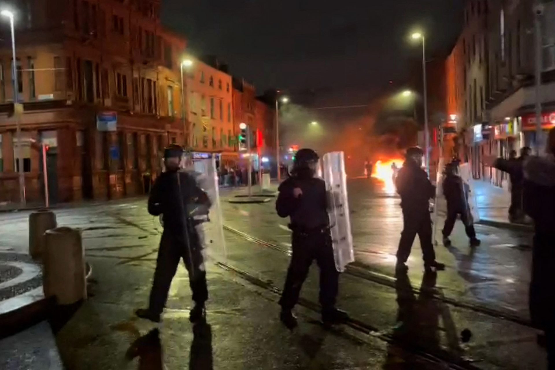 Des émeutes menées par l'extrême droite à Dublin, Irlande 
