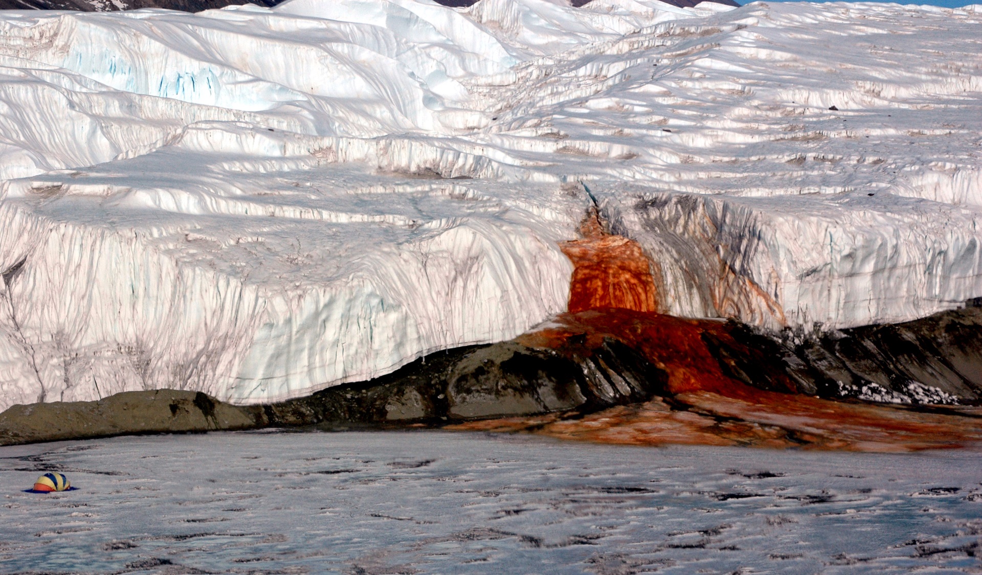 氷河を赤く染める「血の滝」