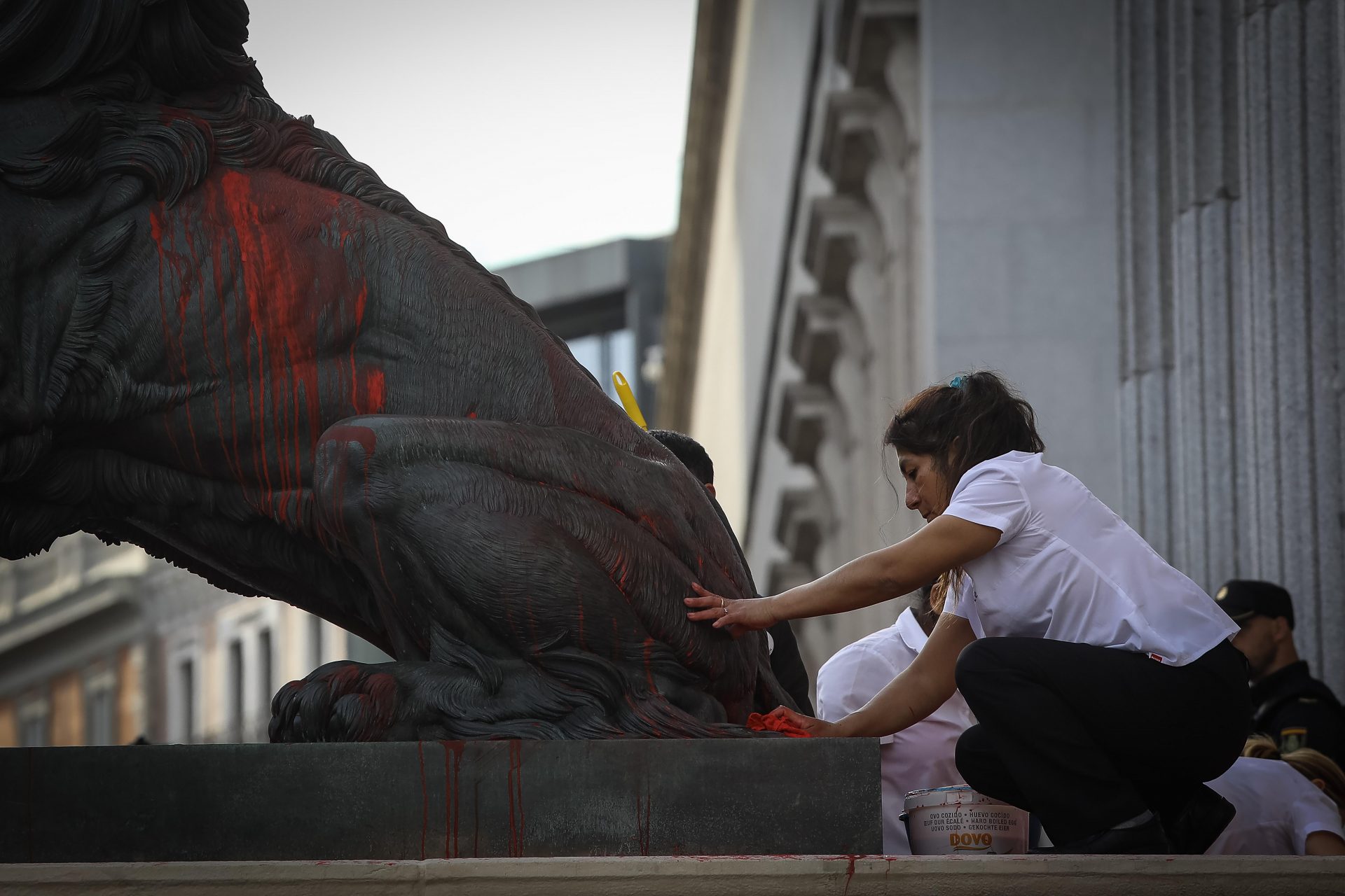 Pintura roja contra el edificio del Congreso de los Diputados