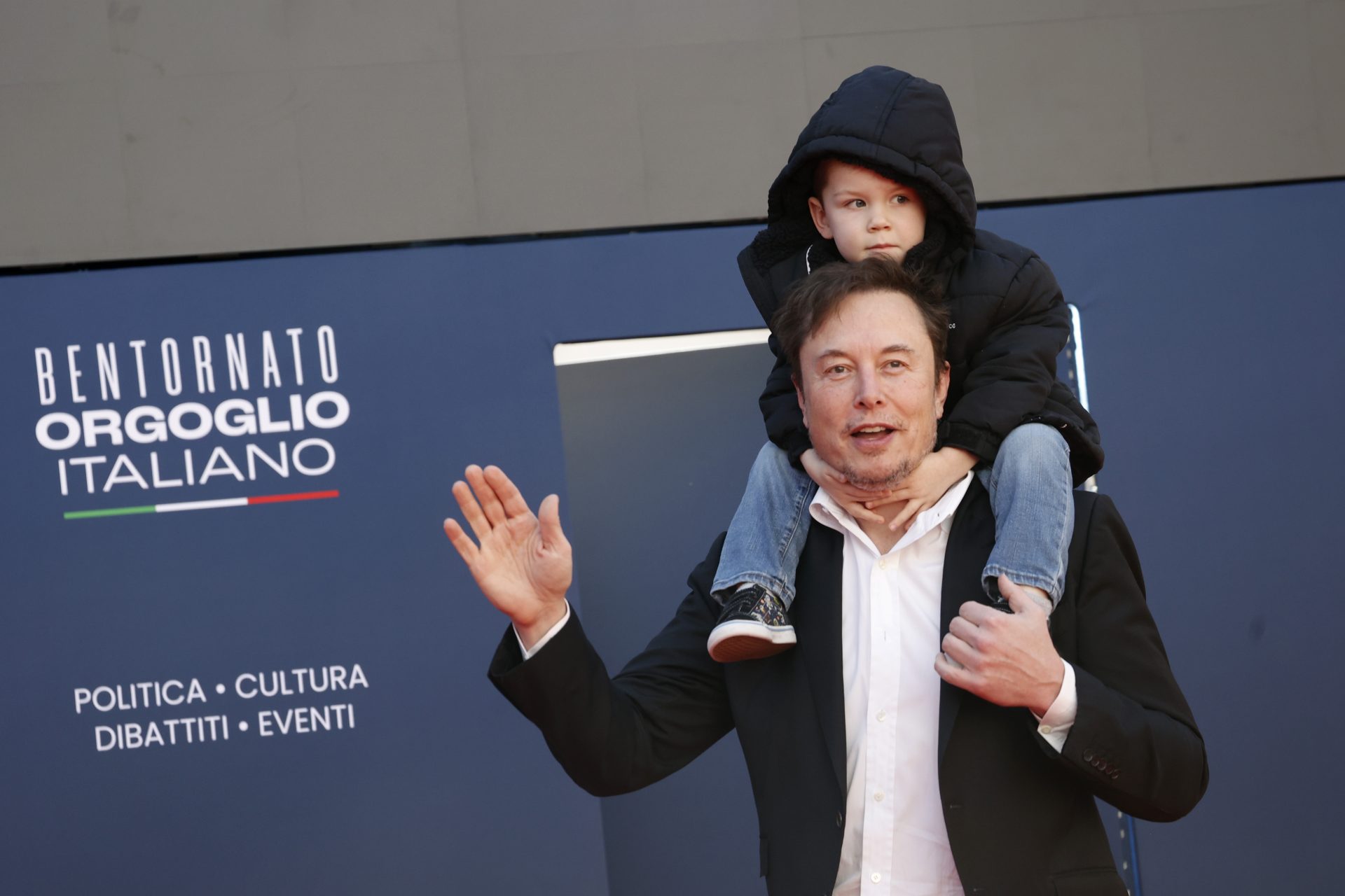 Im Jahr 2022 sagte Musk, er würde seinen Kindern „ruhig“ einen Chip implantieren lassen