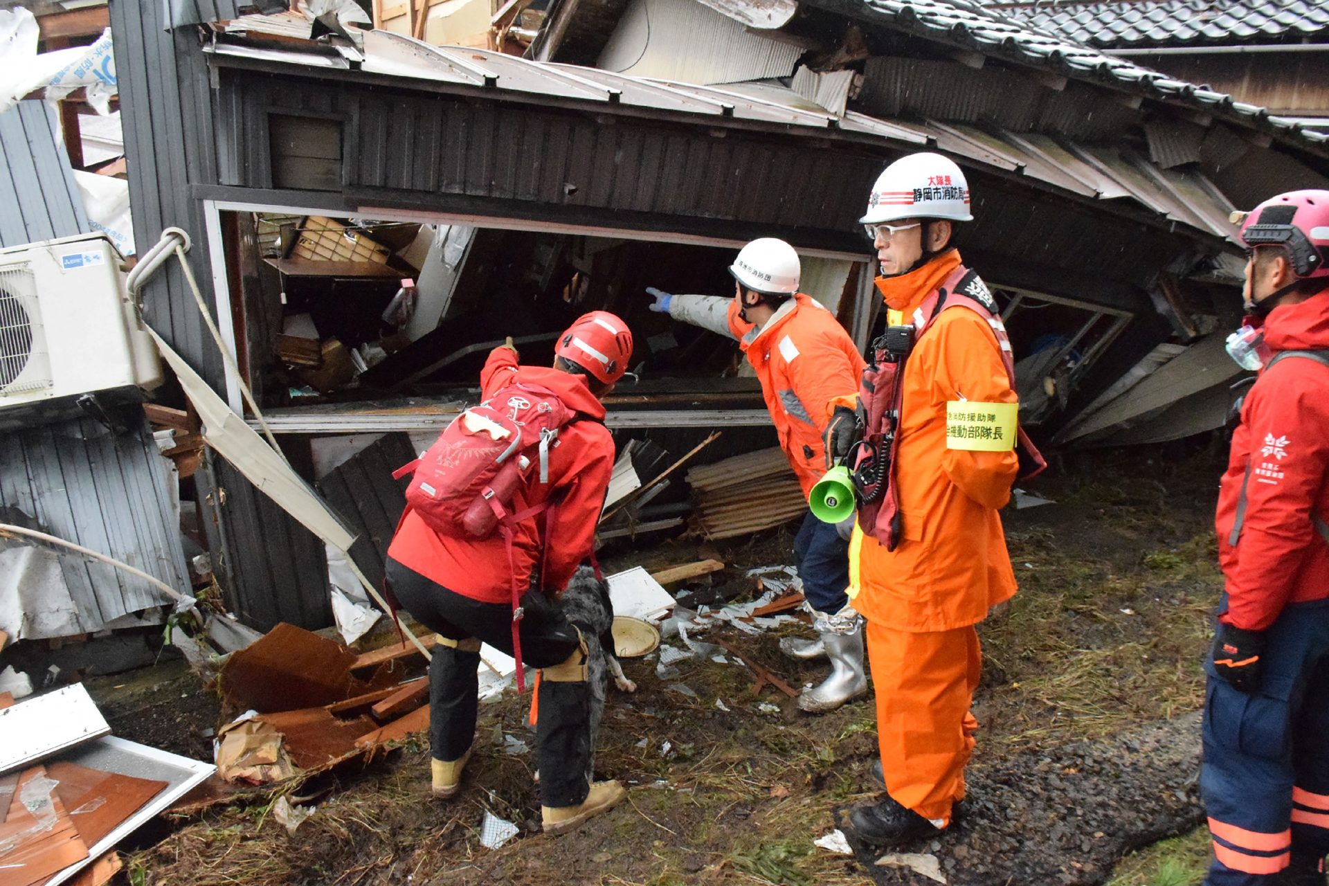Les opérations de sauvetage se poursuivent en raison des répliques sismiques