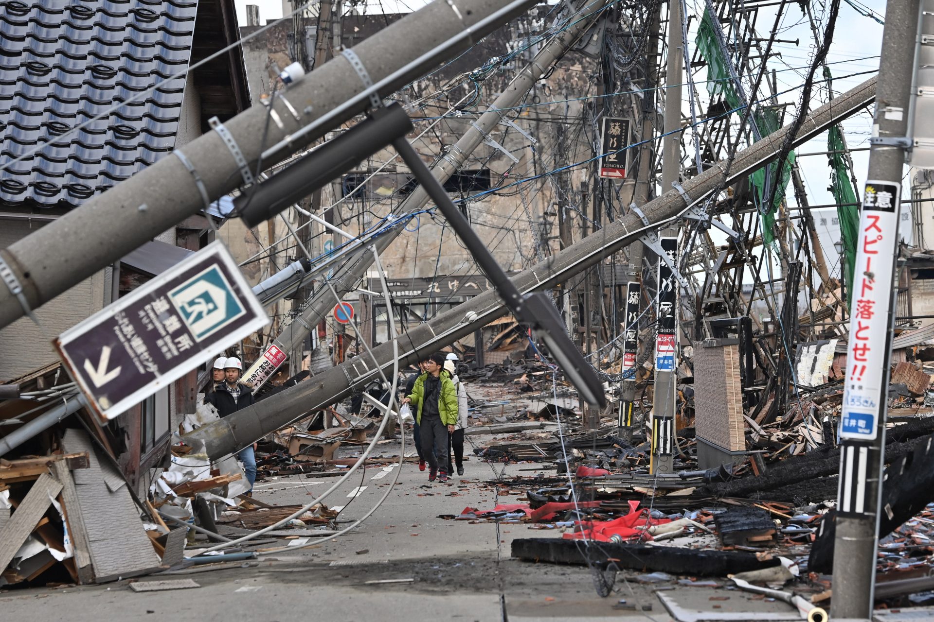 En images : les missions de sauvetage se poursuivent au Japon après le tremblement de terre