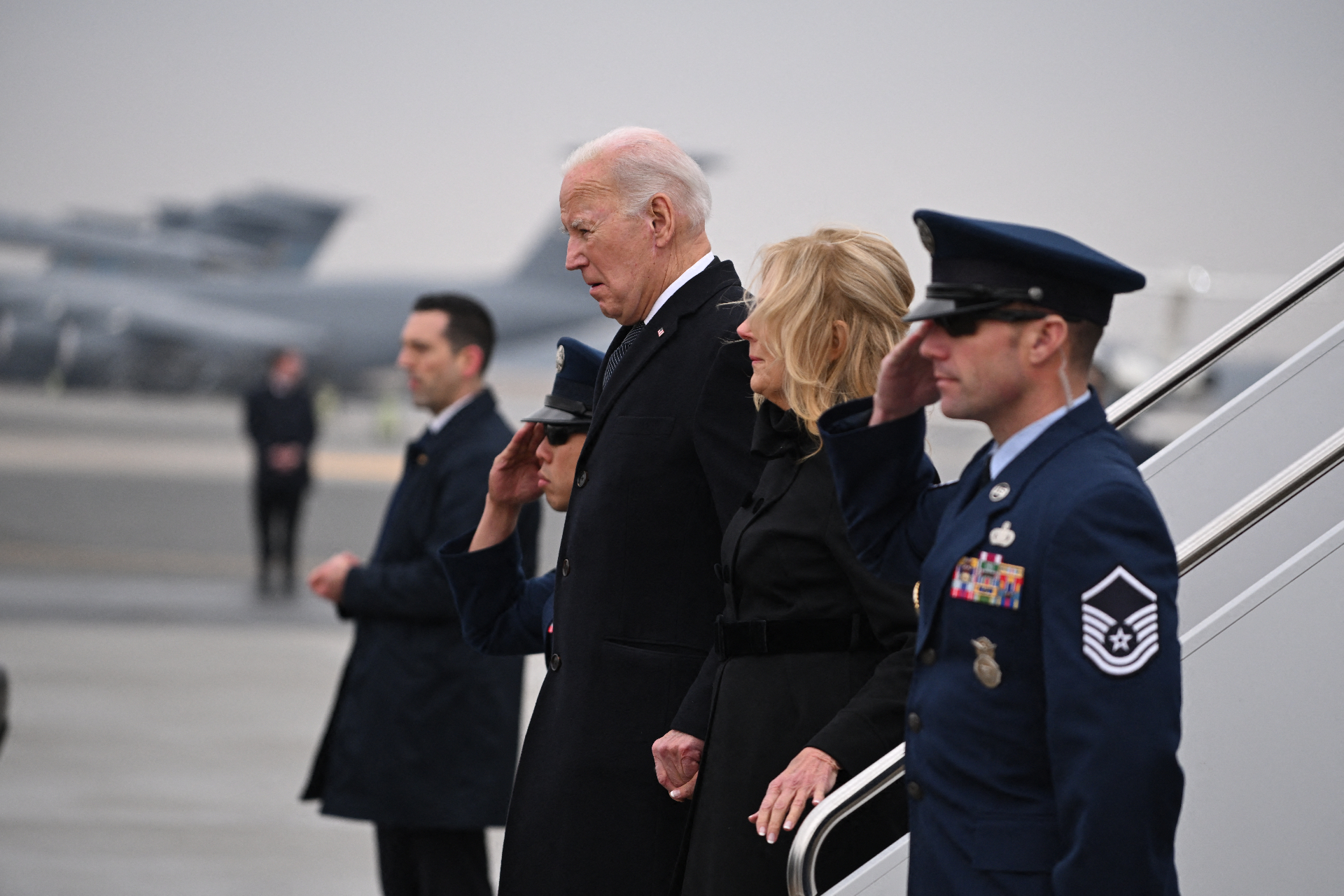 Biden joins grieving families at Dover Air Force Base 