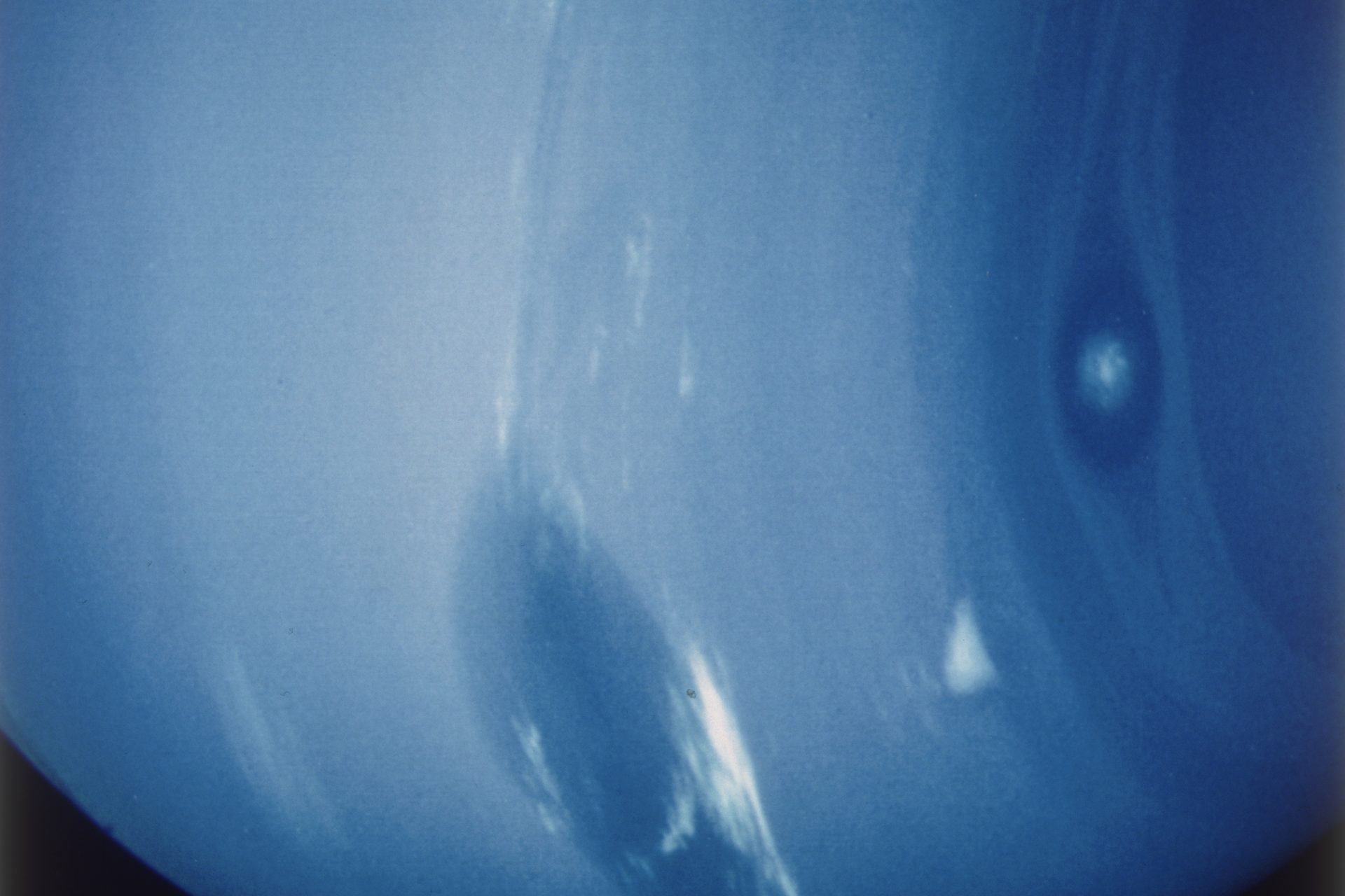 Pourquoi la couleur de Neptune est-elle plus vive ?