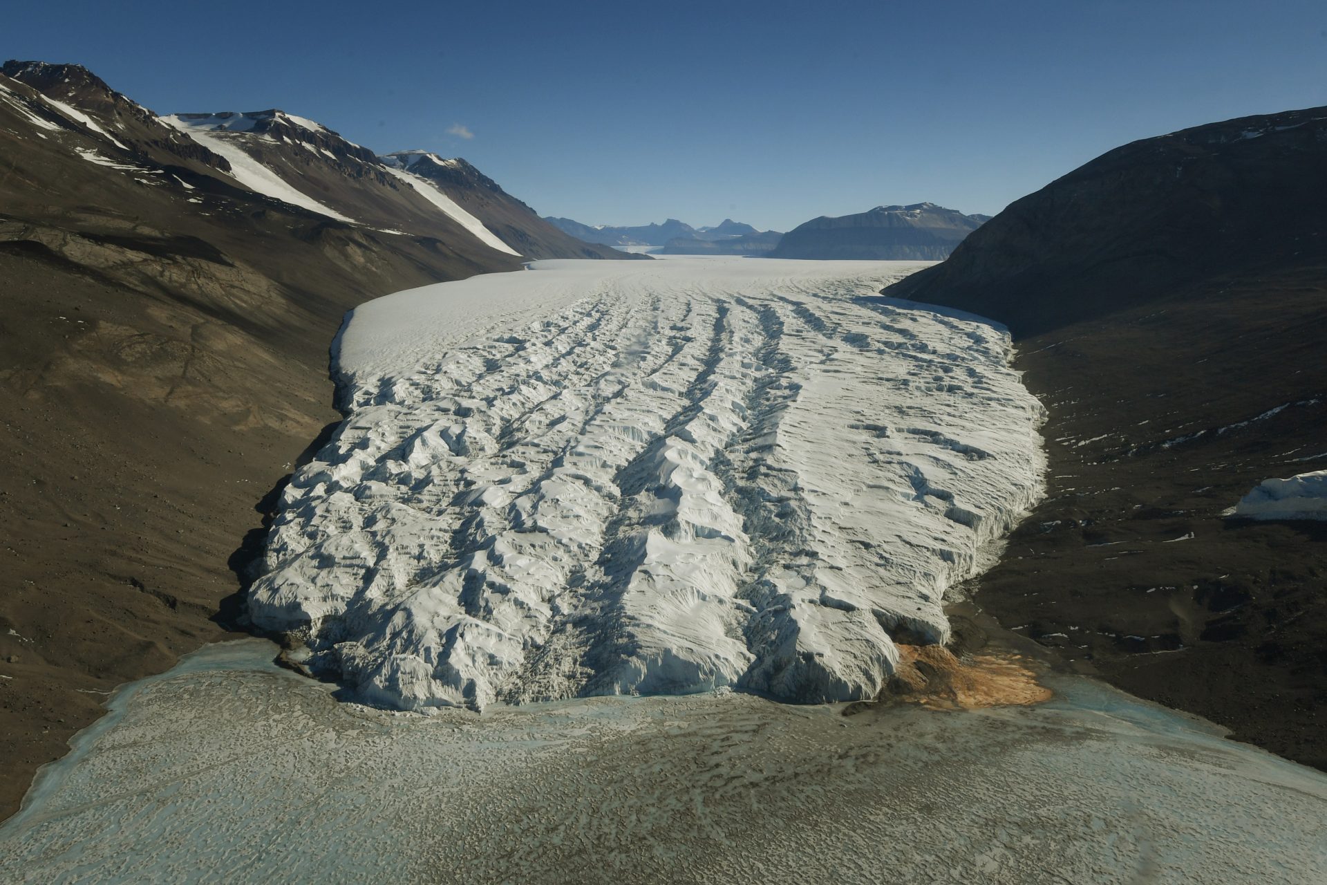 テイラー氷河の下に存在する塩水湖