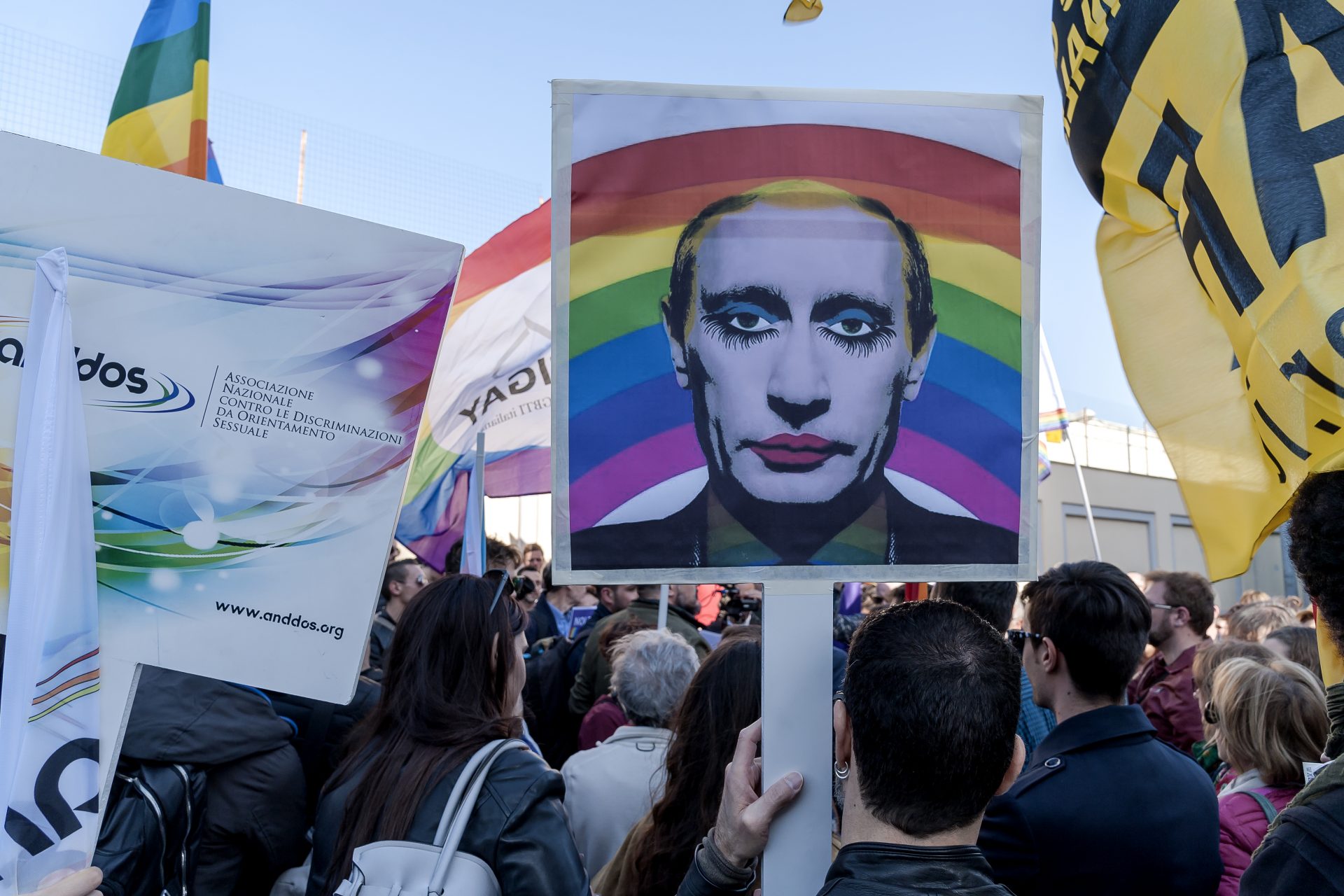 Putins Krieg gegen die russische LGBTQ+-Gemeinschaft wird durch ein neues hartes Gesetz verschärft