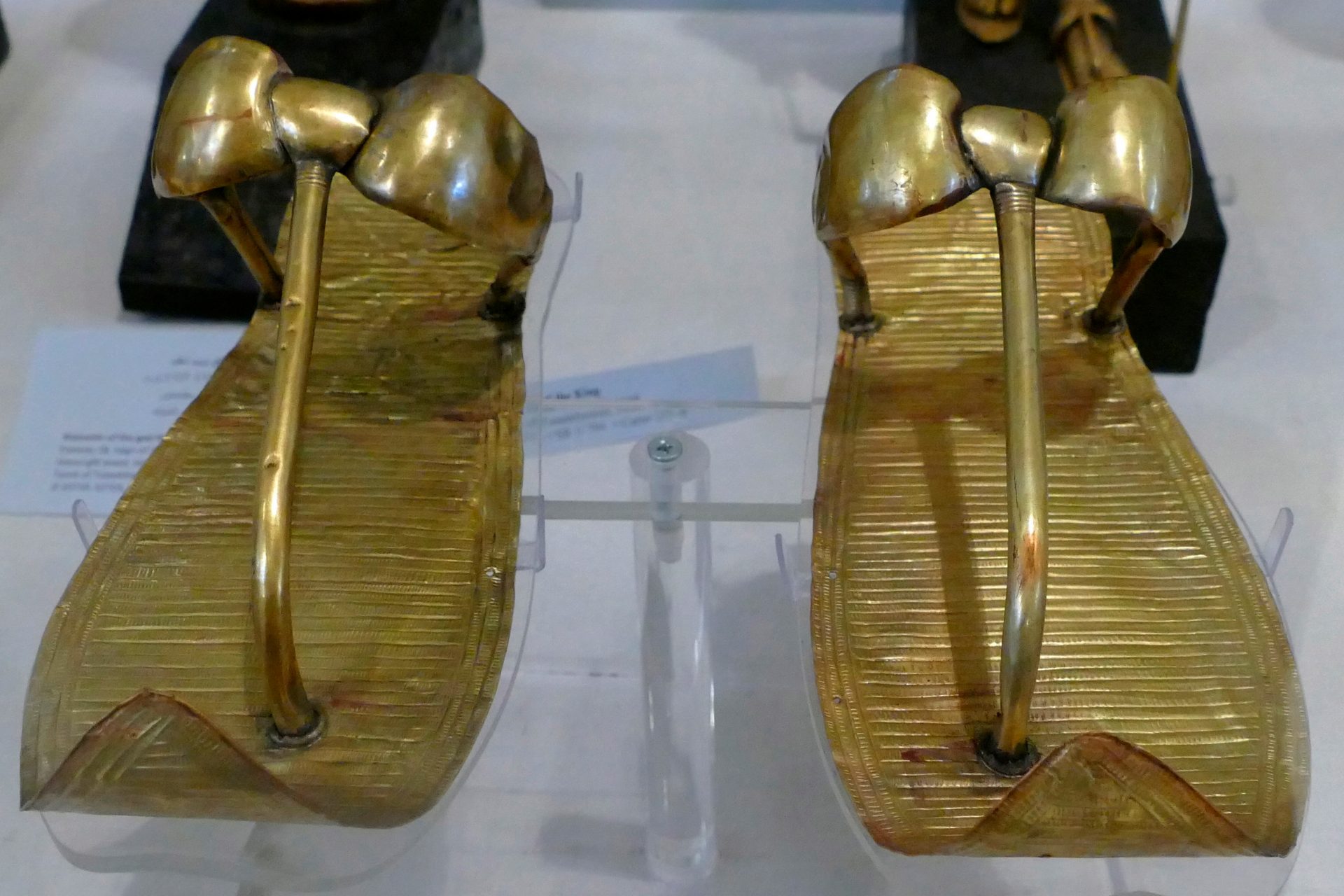 Lavish sandals made of solid gold 