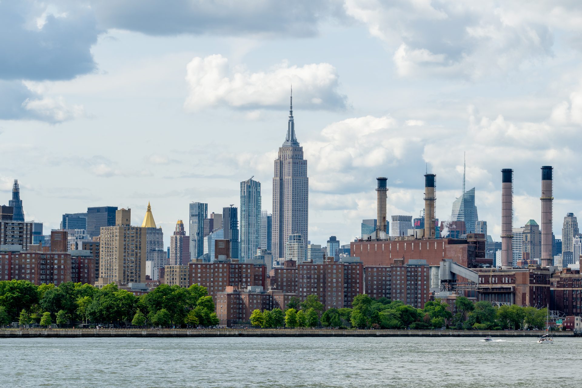 El misterio de un rascacielos sin ventanas en Nueva York