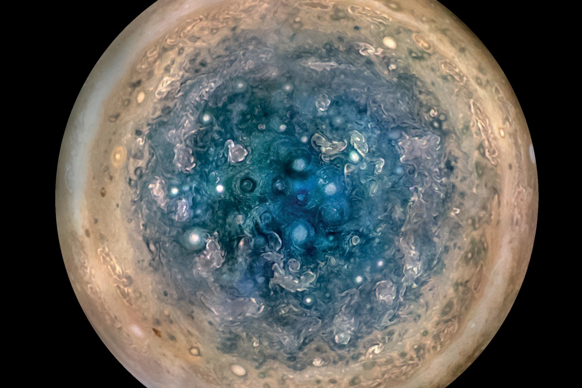 Le pôle sud de Jupiter est aussi étonnant que le pôle nord 