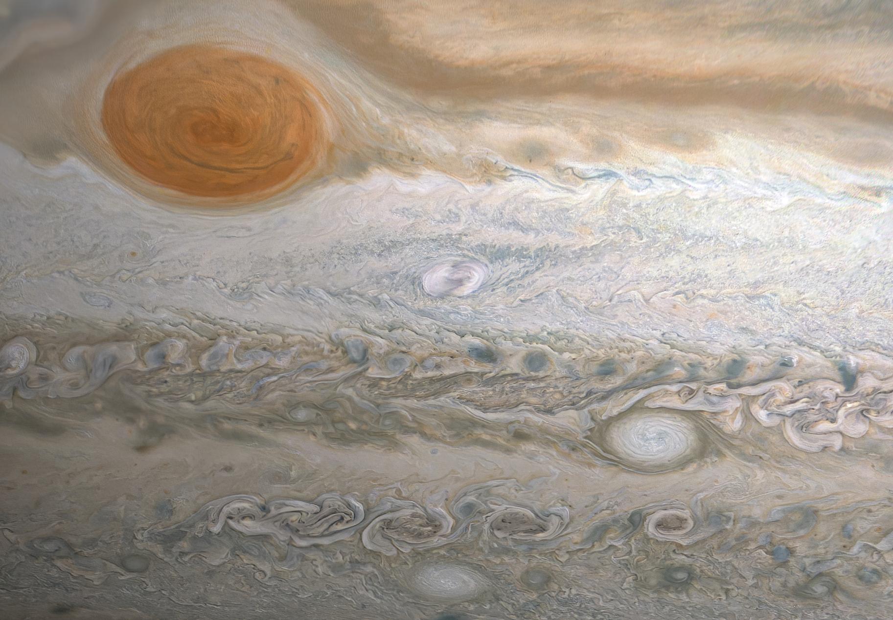 La tempête rouge caractéristique de Jupiter a été immortalisée