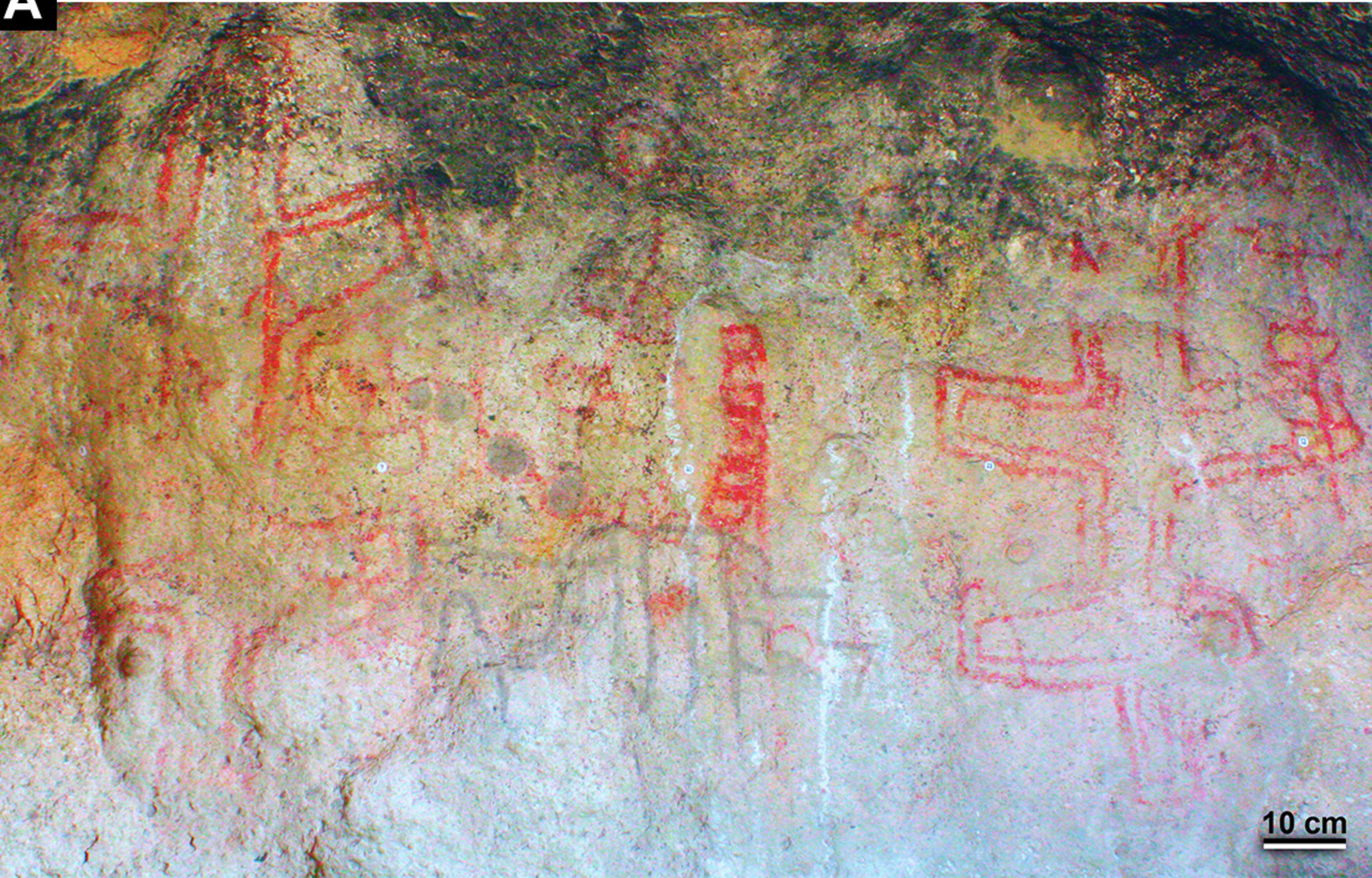 Que représentent les scènes peintes sur les murs de la grotte ?