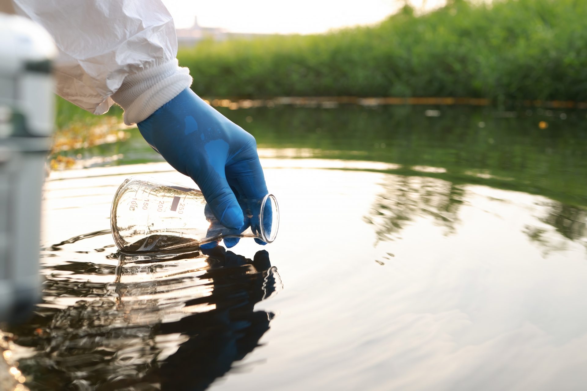 ¿Cómo la contaminación química afecta el agua?