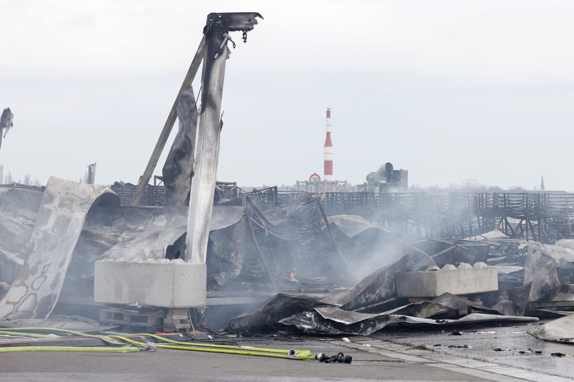 Verdacht auf Brandstiftung nach dem Feuer in der Flüchtlingsunterkunft in Berlin-Tegel