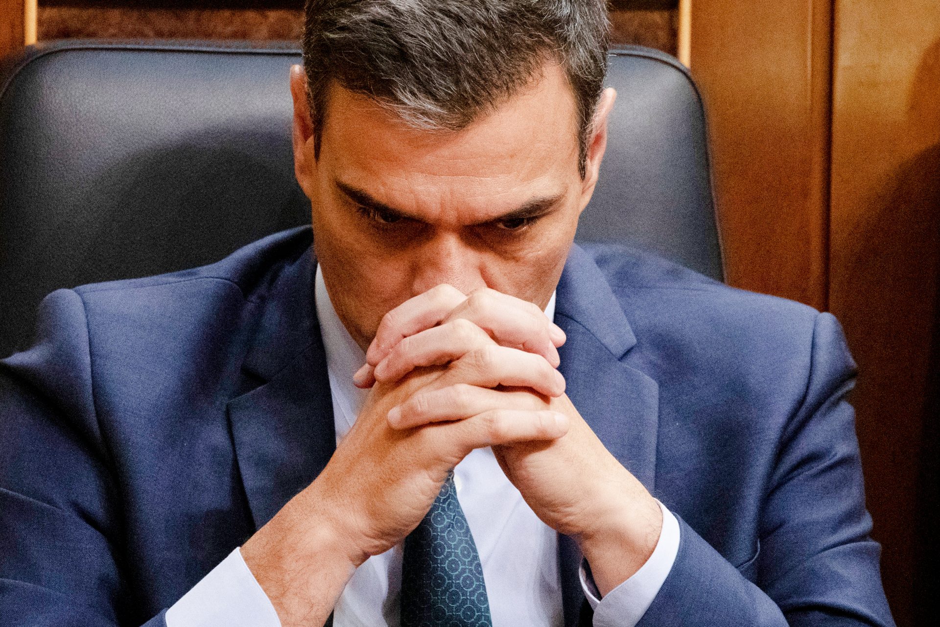 Why is Spanish president Pedro Sánchez considering resigning?