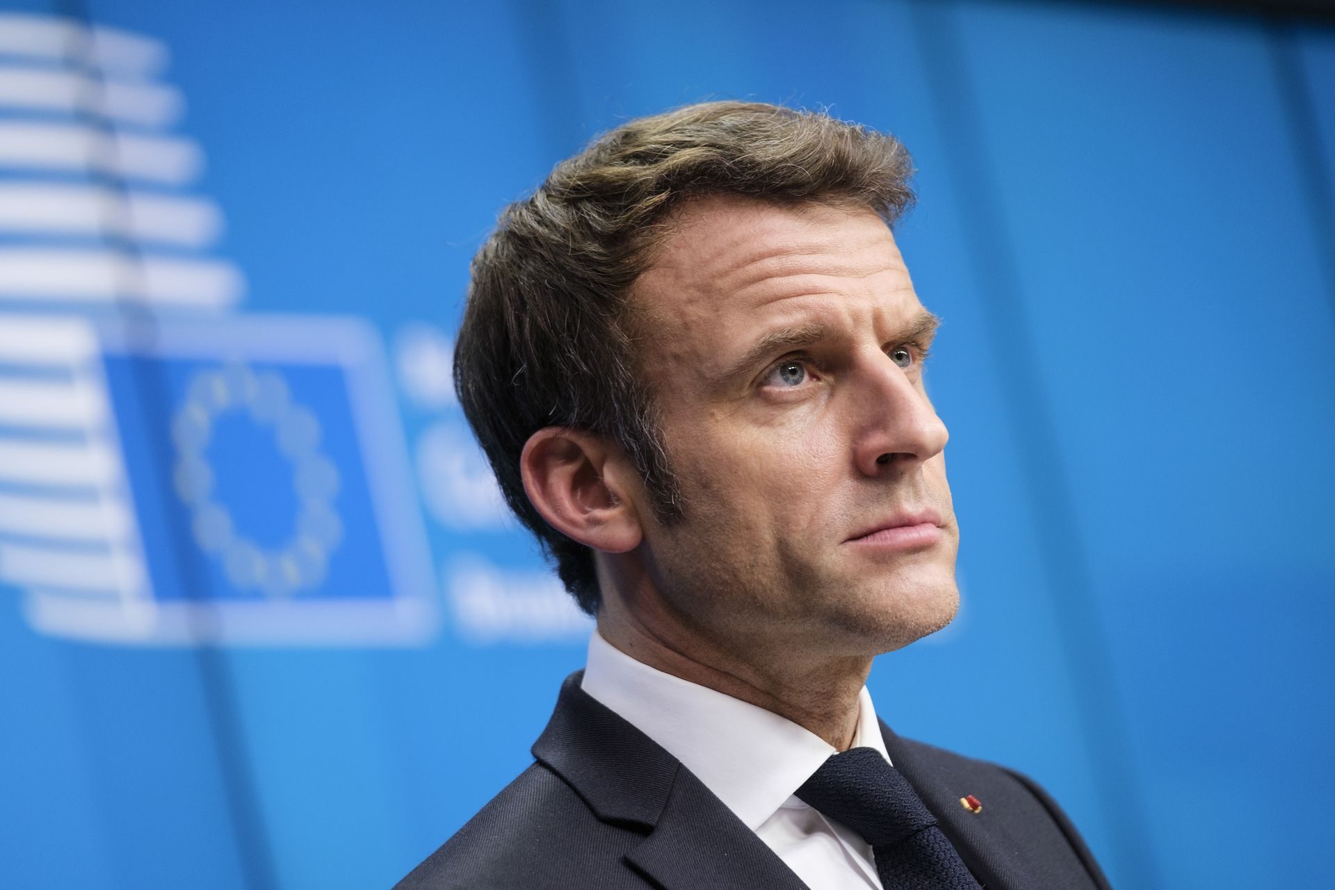 Macron defiende que los jóvenes sirvan durante unos meses a la patria