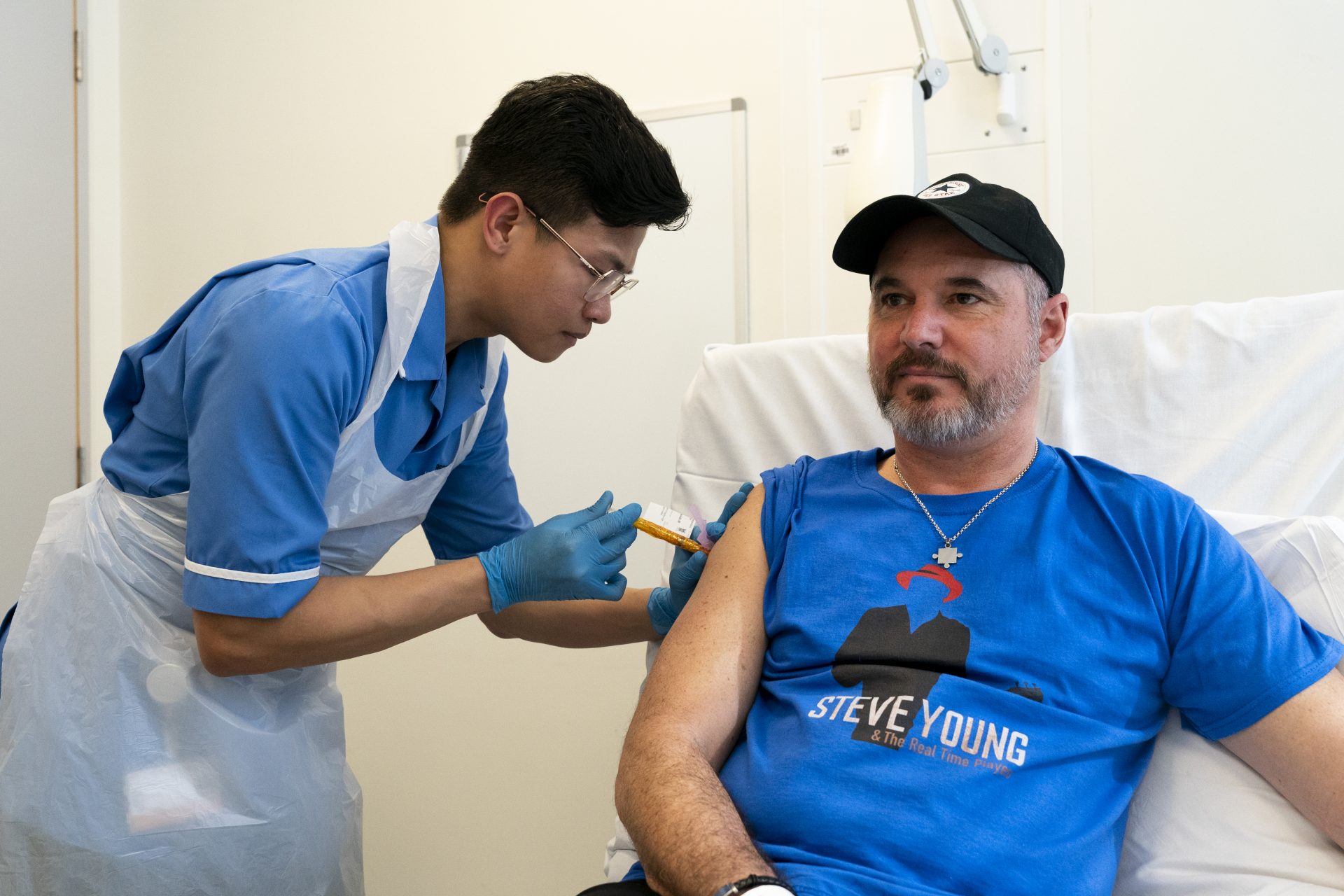 Steve Young recebeu a vacina